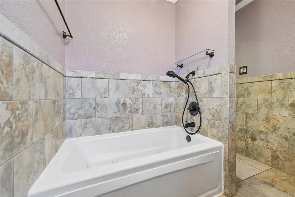 Single Family Residence For Sale in Tarrant County , 2604 S Meadow Drive, Fort Worth, Texas 76133, 3 Bedroom, 2 Bathroom, 2 Garage spaces, 1,474 Sqft, built in 1984, mls#21317984, Real Estate Agent in Fort Worth, Homes For Sale in Tarrant county, Homes For Sale in Fort Worth, Realtor in Fort Worth Texas, Real Estate Brokerage Independent Realty Texas, Luminita Cordes Realtor