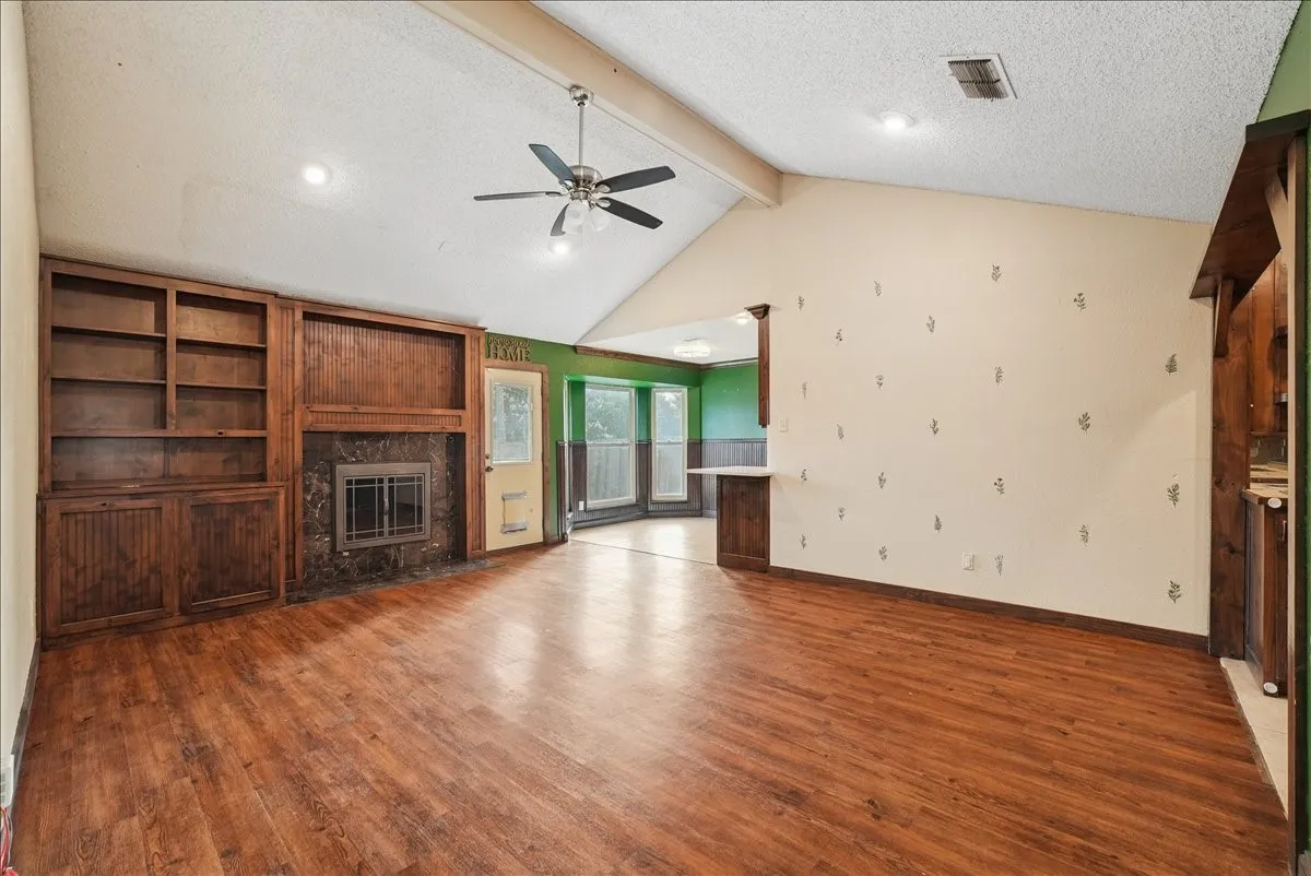 Single Family Residence For Sale in Tarrant County , 2604 S Meadow Drive, Fort Worth, Texas 76133, 3 Bedroom, 2 Bathroom, 2 Garage spaces, 1,474 Sqft, built in 1984, mls#21317984, Real Estate Agent in Fort Worth, Homes For Sale in Tarrant county, Homes For Sale in Fort Worth, Realtor in Fort Worth Texas, Real Estate Brokerage Independent Realty Texas, Luminita Cordes Realtor