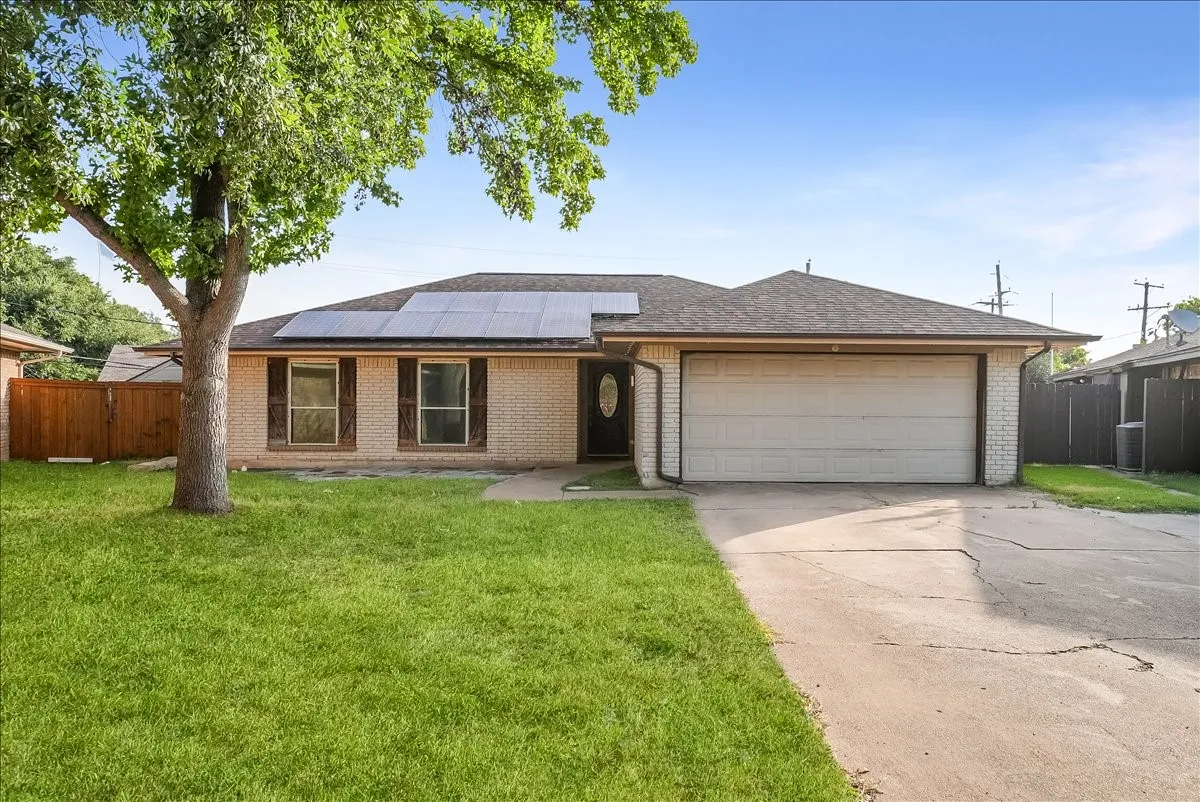 Single Family Residence For Sale in Tarrant County , 2604 S Meadow Drive, Fort Worth, Texas 76133, 3 Bedroom, 2 Bathroom, 2 Garage spaces, 1,474 Sqft, built in 1984, mls#21317984, Real Estate Agent in Fort Worth, Homes For Sale in Tarrant county, Homes For Sale in Fort Worth, Realtor in Fort Worth Texas, Real Estate Brokerage Independent Realty Texas, Luminita Cordes Realtor
