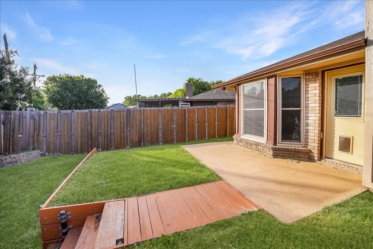 Single Family Residence For Sale in Tarrant County , 2604 S Meadow Drive, Fort Worth, Texas 76133, 3 Bedroom, 2 Bathroom, 2 Garage spaces, 1,474 Sqft, built in 1984, mls#21317984, Real Estate Agent in Fort Worth, Homes For Sale in Tarrant county, Homes For Sale in Fort Worth, Realtor in Fort Worth Texas, Real Estate Brokerage Independent Realty Texas, Luminita Cordes Realtor