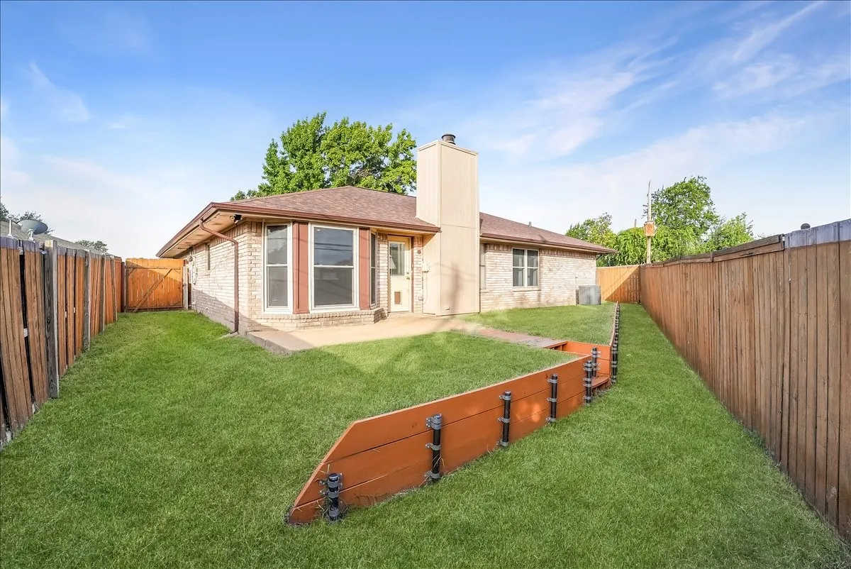 Single Family Residence For Sale in Tarrant County , 2604 S Meadow Drive, Fort Worth, Texas 76133, 3 Bedroom, 2 Bathroom, 2 Garage spaces, 1,474 Sqft, built in 1984, mls#21317984, Real Estate Agent in Fort Worth, Homes For Sale in Tarrant county, Homes For Sale in Fort Worth, Realtor in Fort Worth Texas, Real Estate Brokerage Independent Realty Texas, Luminita Cordes Realtor