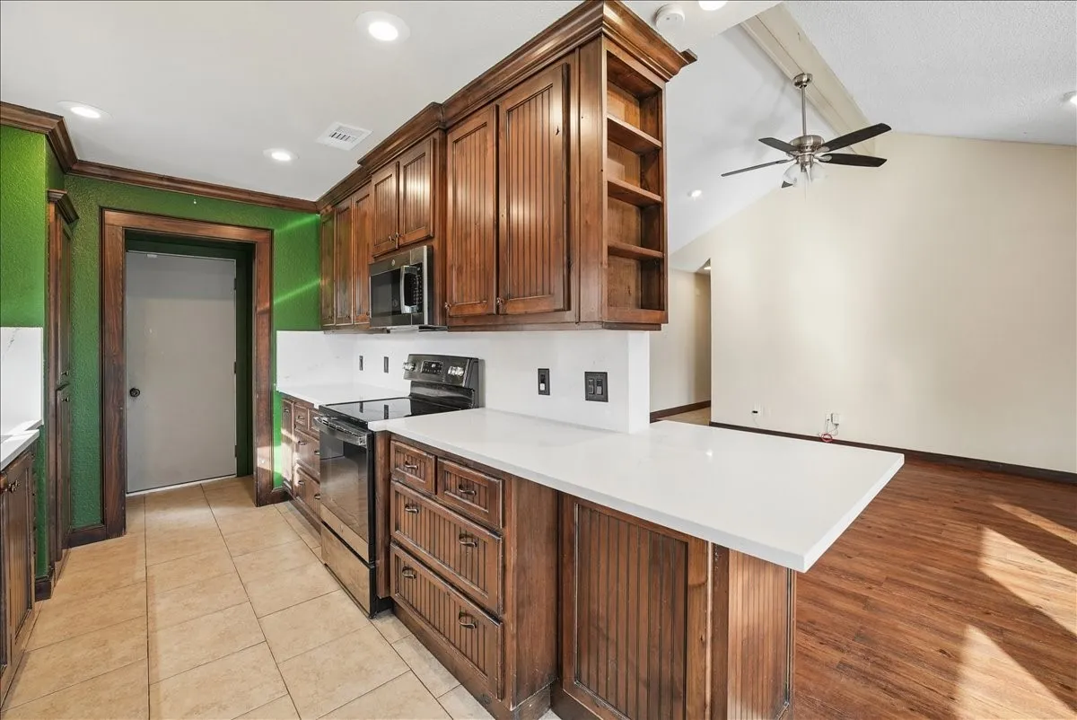 Single Family Residence For Sale in Tarrant County , 2604 S Meadow Drive, Fort Worth, Texas 76133, 3 Bedroom, 2 Bathroom, 2 Garage spaces, 1,474 Sqft, built in 1984, mls#21317984, Real Estate Agent in Fort Worth, Homes For Sale in Tarrant county, Homes For Sale in Fort Worth, Realtor in Fort Worth Texas, Real Estate Brokerage Independent Realty Texas, Luminita Cordes Realtor