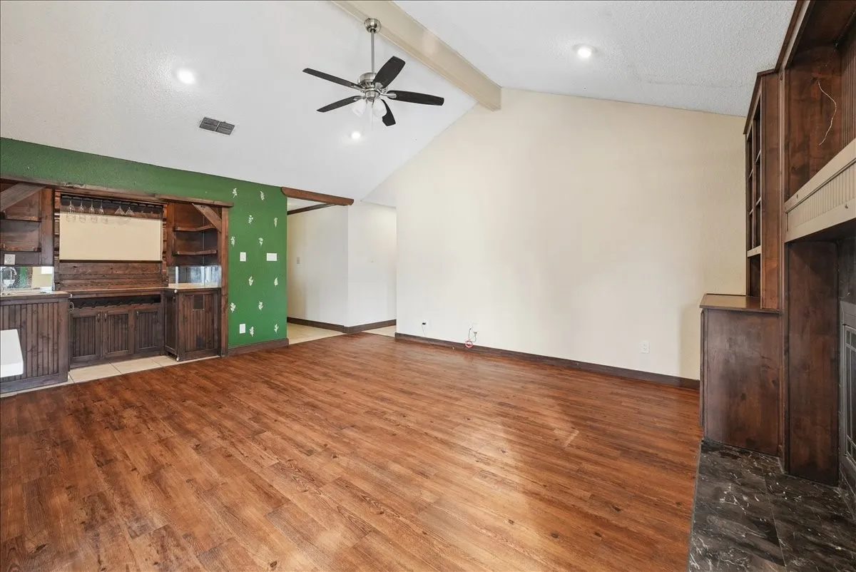 Single Family Residence For Sale in Tarrant County , 2604 S Meadow Drive, Fort Worth, Texas 76133, 3 Bedroom, 2 Bathroom, 2 Garage spaces, 1,474 Sqft, built in 1984, mls#21317984, Real Estate Agent in Fort Worth, Homes For Sale in Tarrant county, Homes For Sale in Fort Worth, Realtor in Fort Worth Texas, Real Estate Brokerage Independent Realty Texas, Luminita Cordes Realtor