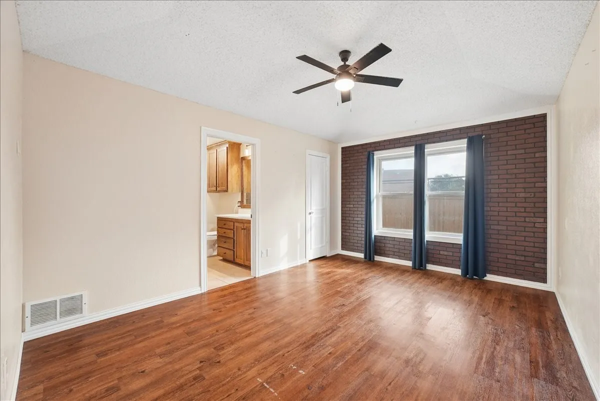 Single Family Residence For Sale in Tarrant County , 2604 S Meadow Drive, Fort Worth, Texas 76133, 3 Bedroom, 2 Bathroom, 2 Garage spaces, 1,474 Sqft, built in 1984, mls#21317984, Real Estate Agent in Fort Worth, Homes For Sale in Tarrant county, Homes For Sale in Fort Worth, Realtor in Fort Worth Texas, Real Estate Brokerage Independent Realty Texas, Luminita Cordes Realtor