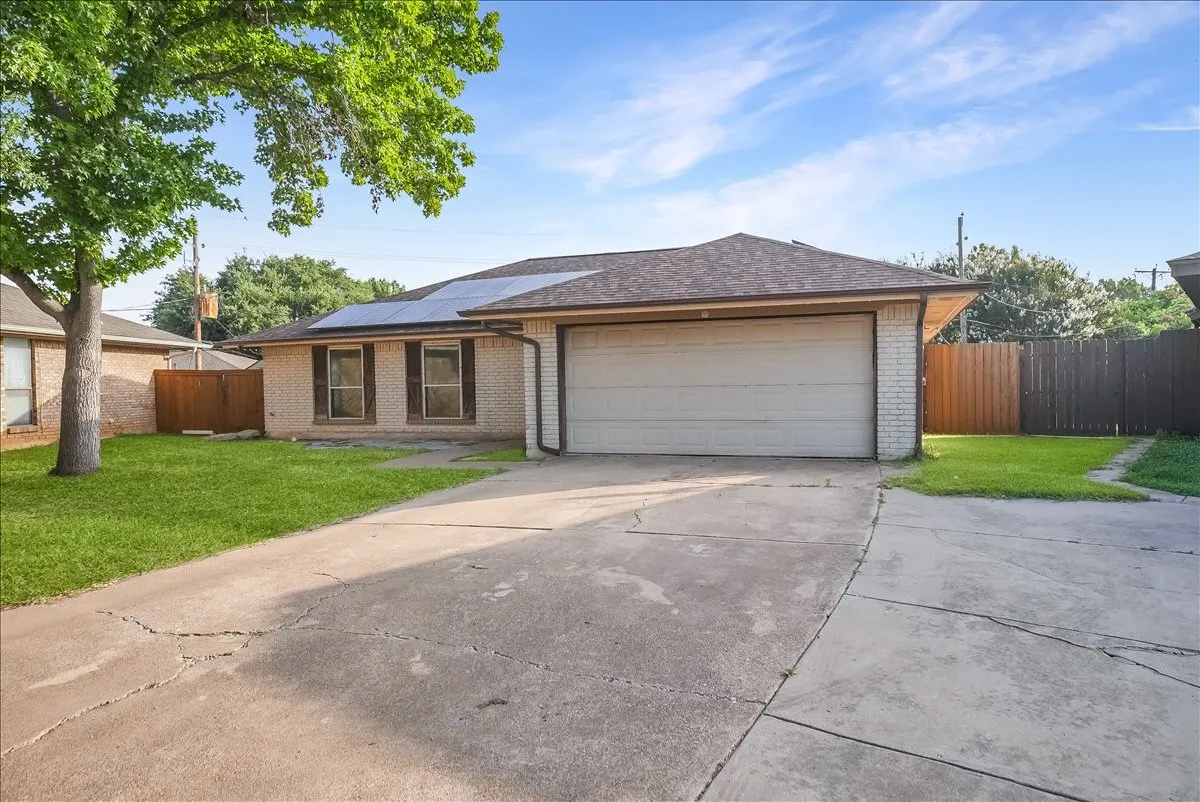 Single Family Residence For Sale in Tarrant County , 2604 S Meadow Drive, Fort Worth, Texas 76133, 3 Bedroom, 2 Bathroom, 2 Garage spaces, 1,474 Sqft, built in 1984, mls#21317984, Real Estate Agent in Fort Worth, Homes For Sale in Tarrant county, Homes For Sale in Fort Worth, Realtor in Fort Worth Texas, Real Estate Brokerage Independent Realty Texas, Luminita Cordes Realtor