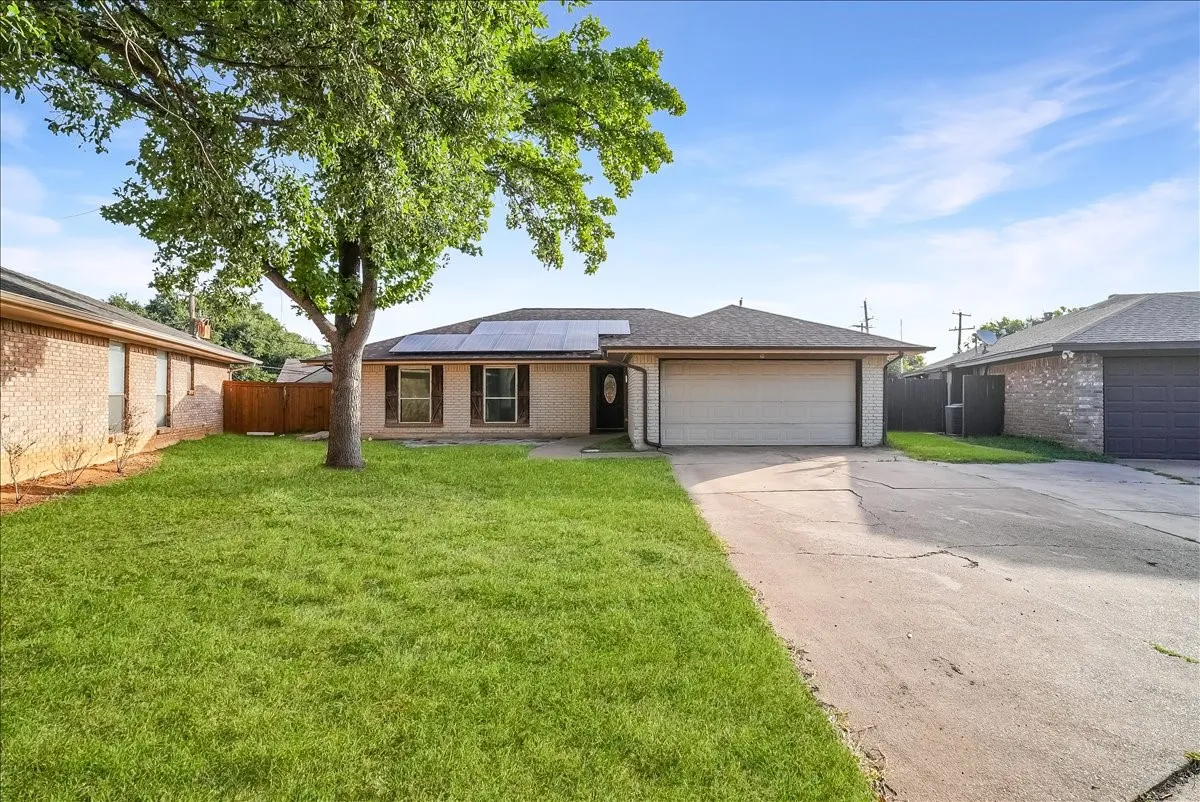 Single Family Residence For Sale in Tarrant County , 2604 S Meadow Drive, Fort Worth, Texas 76133, 3 Bedroom, 2 Bathroom, 2 Garage spaces, 1,474 Sqft, built in 1984, mls#21317984, Real Estate Agent in Fort Worth, Homes For Sale in Tarrant county, Homes For Sale in Fort Worth, Realtor in Fort Worth Texas, Real Estate Brokerage Independent Realty Texas, Luminita Cordes Realtor