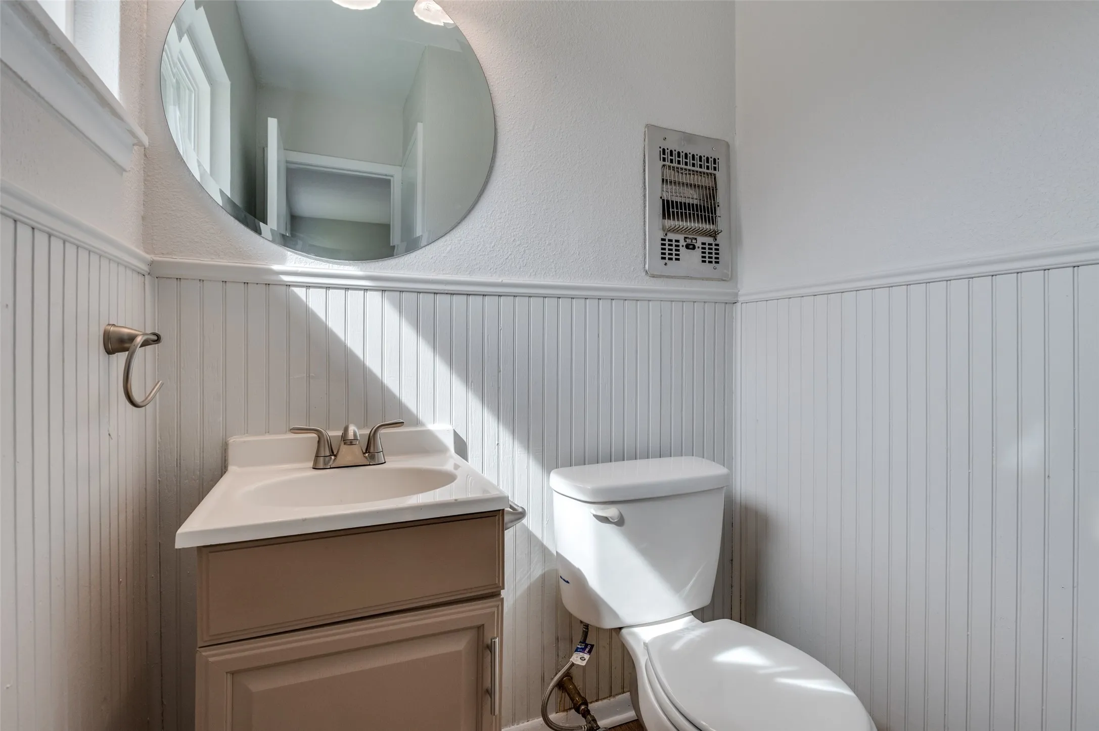 Single Family Residence For Sale in Tarrant County , 800 E Tucker Boulevard, Arlington, Texas 76010, 3 Bedroom, 2 Bathroom, 1 Garage spaces, 1,036 Sqft, built in 1956, mls#21319016, Real Estate Agent in Arlington, Homes For Sale in Tarrant county, Homes For Sale in Arlington, Realtor in Arlington Texas, Real Estate Brokerage Independent Realty Texas, Luminita Cordes Realtor
