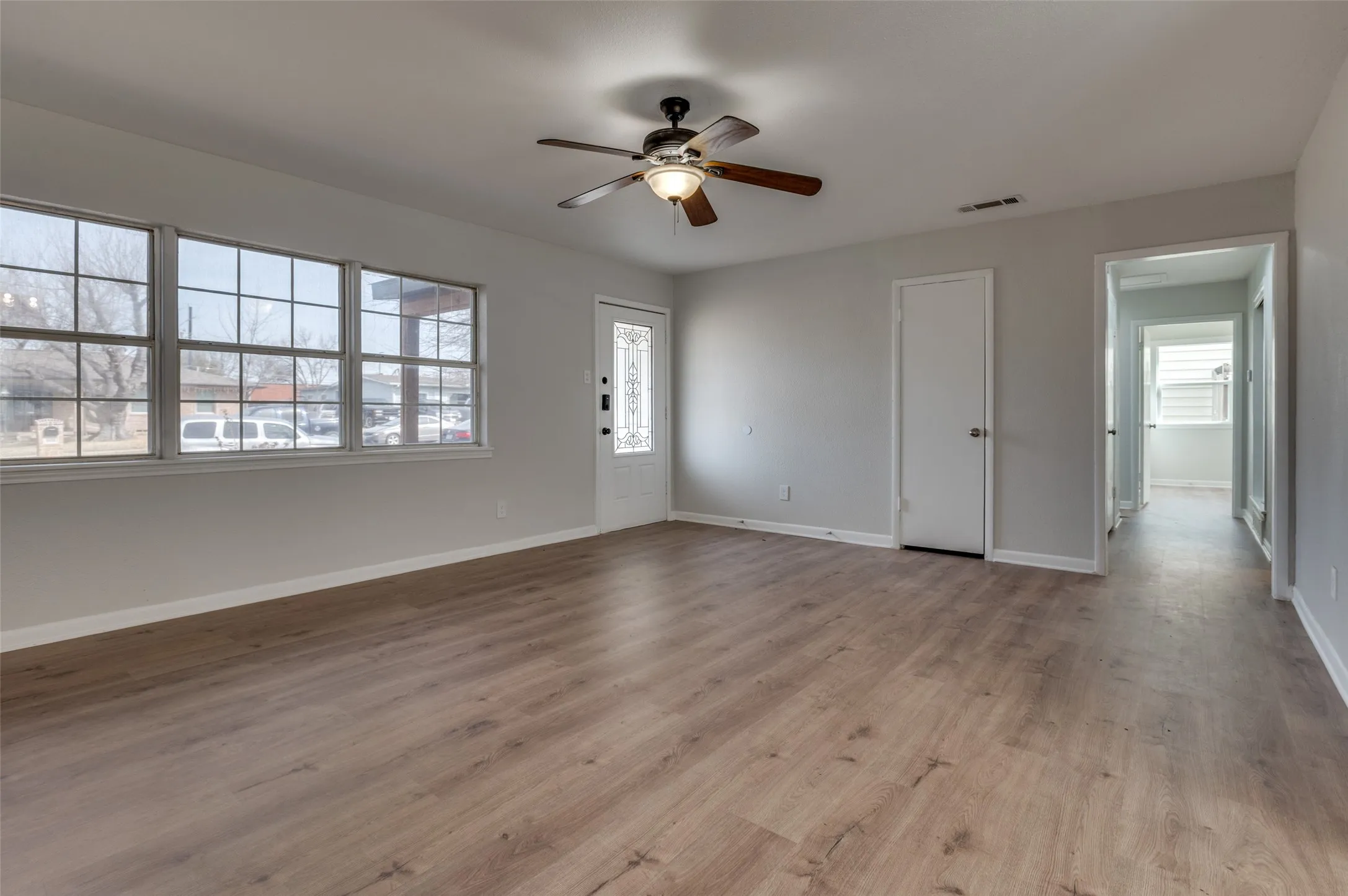 Single Family Residence For Sale in Tarrant County , 800 E Tucker Boulevard, Arlington, Texas 76010, 3 Bedroom, 2 Bathroom, 1 Garage spaces, 1,036 Sqft, built in 1956, mls#21319016, Real Estate Agent in Arlington, Homes For Sale in Tarrant county, Homes For Sale in Arlington, Realtor in Arlington Texas, Real Estate Brokerage Independent Realty Texas, Luminita Cordes Realtor