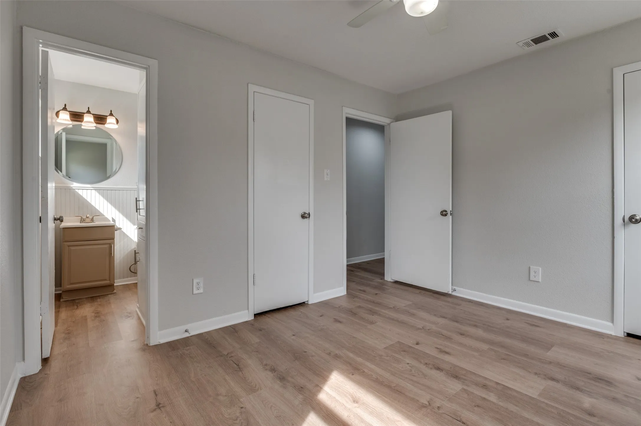 Single Family Residence For Sale in Tarrant County , 800 E Tucker Boulevard, Arlington, Texas 76010, 3 Bedroom, 2 Bathroom, 1 Garage spaces, 1,036 Sqft, built in 1956, mls#21319016, Real Estate Agent in Arlington, Homes For Sale in Tarrant county, Homes For Sale in Arlington, Realtor in Arlington Texas, Real Estate Brokerage Independent Realty Texas, Luminita Cordes Realtor