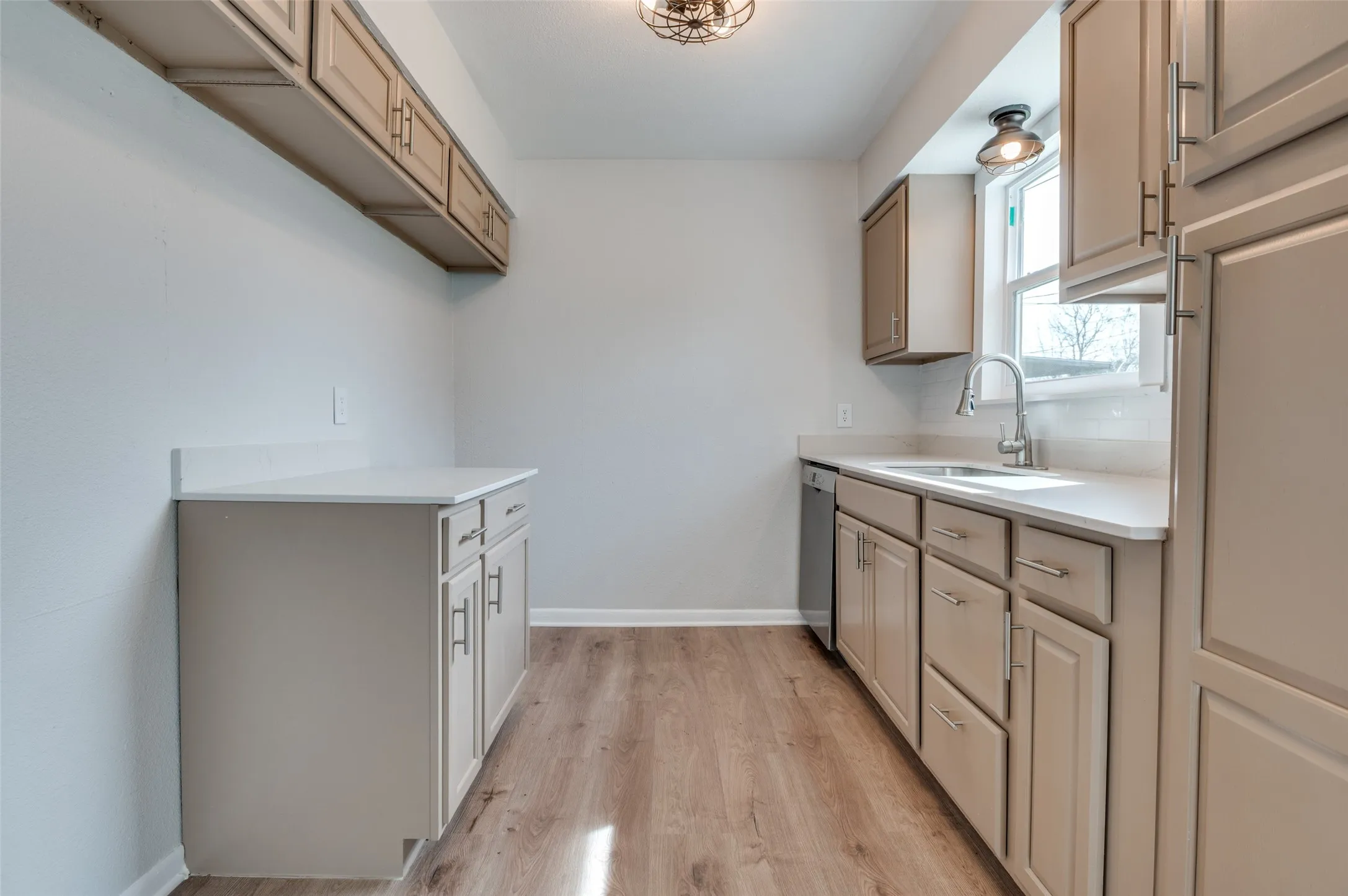 Single Family Residence For Sale in Tarrant County , 800 E Tucker Boulevard, Arlington, Texas 76010, 3 Bedroom, 2 Bathroom, 1 Garage spaces, 1,036 Sqft, built in 1956, mls#21319016, Real Estate Agent in Arlington, Homes For Sale in Tarrant county, Homes For Sale in Arlington, Realtor in Arlington Texas, Real Estate Brokerage Independent Realty Texas, Luminita Cordes Realtor