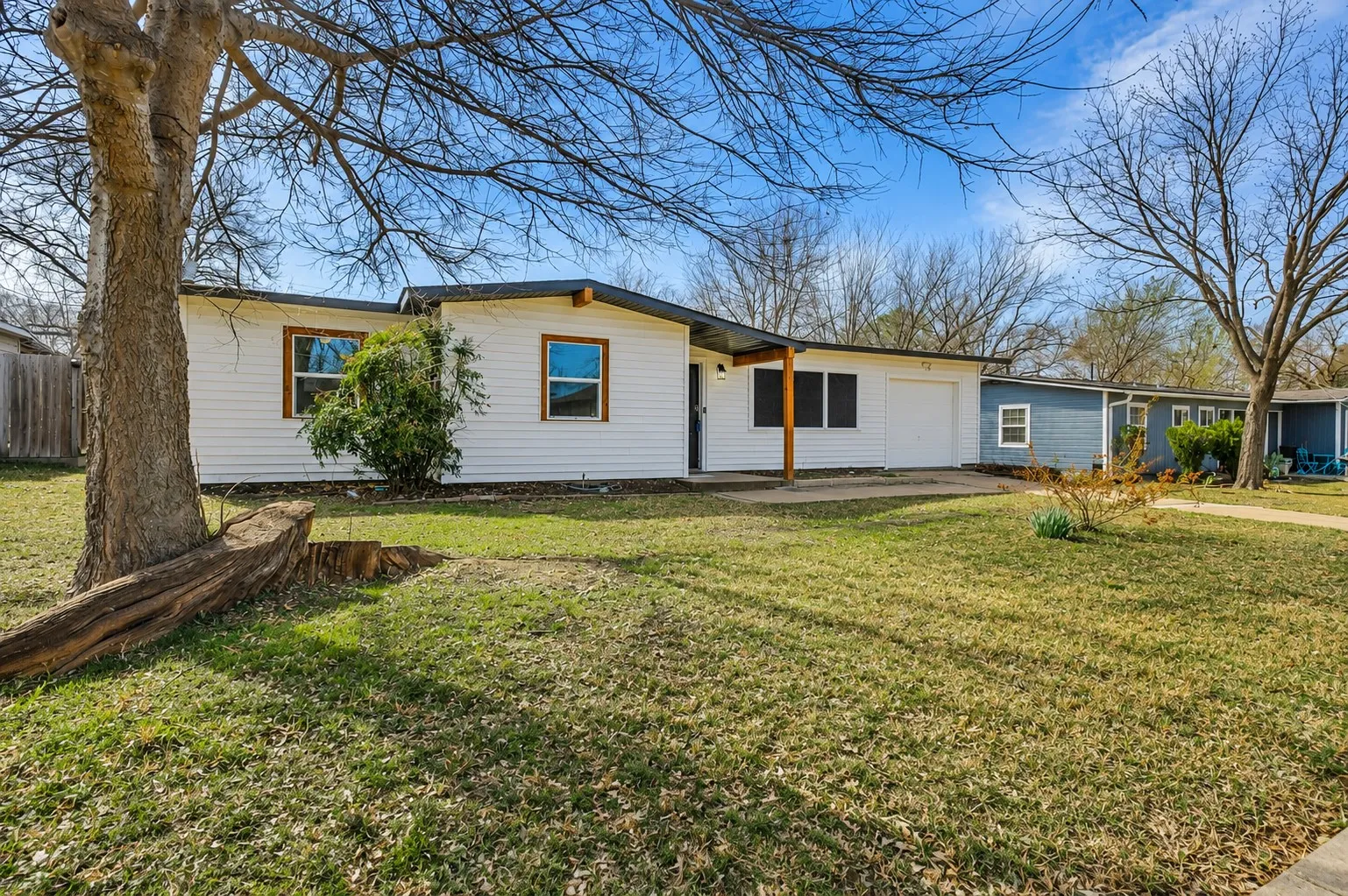 Single Family Residence For Sale in Tarrant County , 800 E Tucker Boulevard, Arlington, Texas 76010, 3 Bedroom, 2 Bathroom, 1 Garage spaces, 1,036 Sqft, built in 1956, mls#21319016, Real Estate Agent in Arlington, Homes For Sale in Tarrant county, Homes For Sale in Arlington, Realtor in Arlington Texas, Real Estate Brokerage Independent Realty Texas, Luminita Cordes Realtor