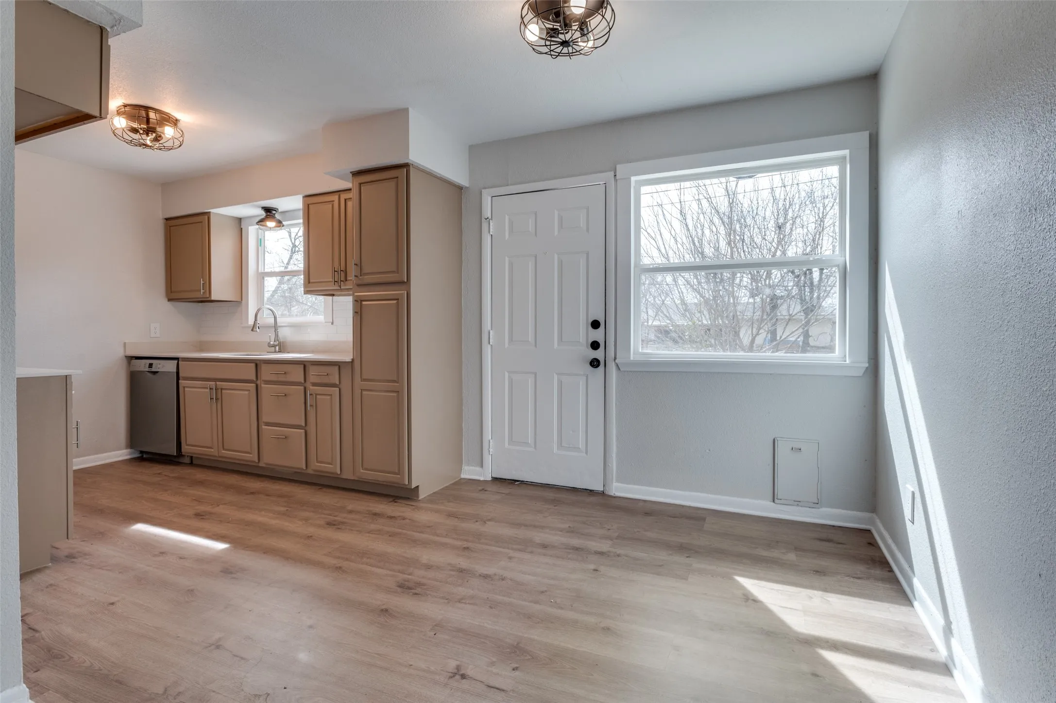 Single Family Residence For Sale in Tarrant County , 800 E Tucker Boulevard, Arlington, Texas 76010, 3 Bedroom, 2 Bathroom, 1 Garage spaces, 1,036 Sqft, built in 1956, mls#21319016, Real Estate Agent in Arlington, Homes For Sale in Tarrant county, Homes For Sale in Arlington, Realtor in Arlington Texas, Real Estate Brokerage Independent Realty Texas, Luminita Cordes Realtor