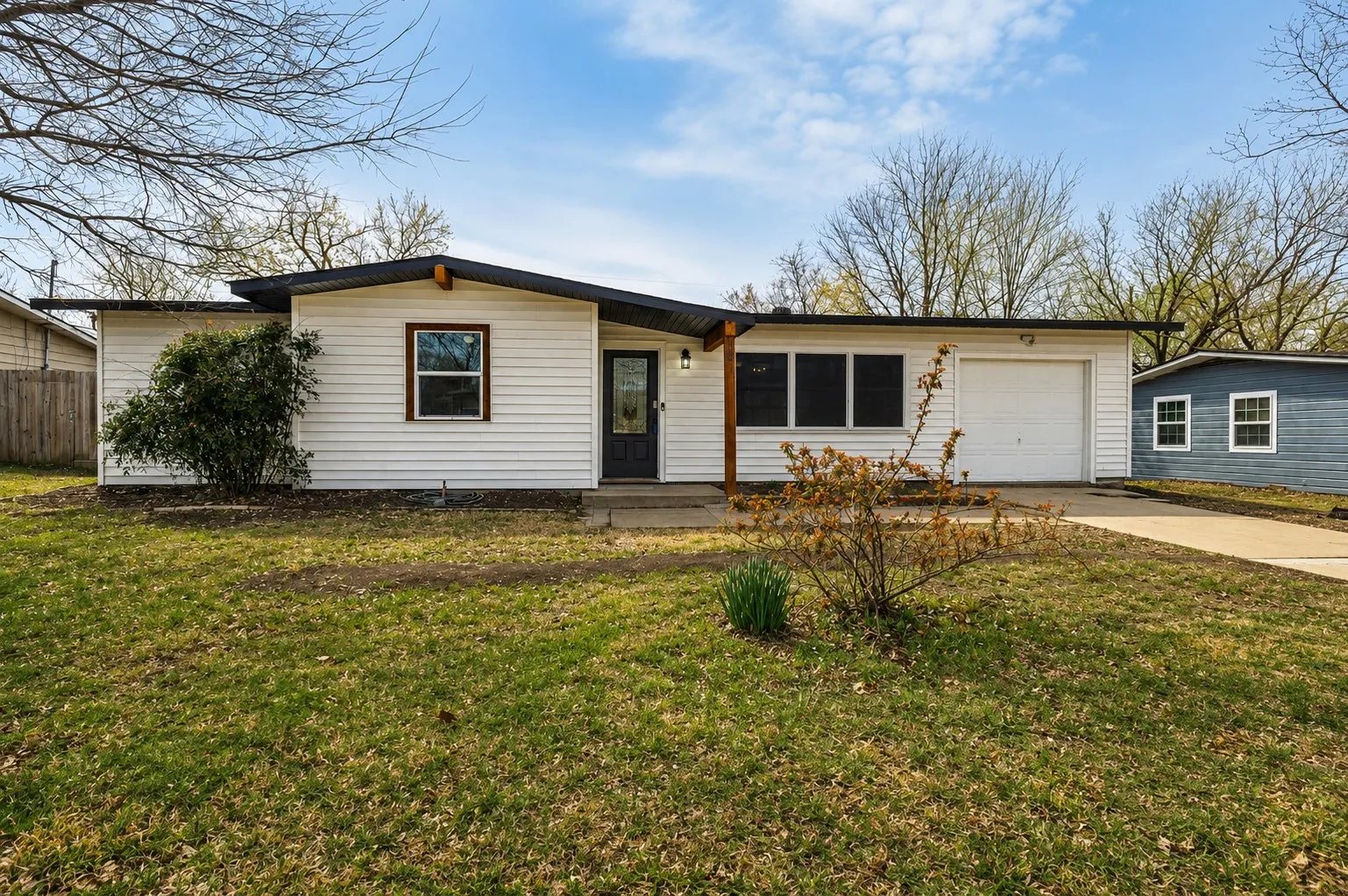 Single Family Residence For Sale in Tarrant County , 800 E Tucker Boulevard, Arlington, Texas 76010, 3 Bedroom, 2 Bathroom, 1 Garage spaces, 1,036 Sqft, built in 1956, mls#21319016, Real Estate Agent in Arlington, Homes For Sale in Tarrant county, Homes For Sale in Arlington, Realtor in Arlington Texas, Real Estate Brokerage Independent Realty Texas, Luminita Cordes Realtor