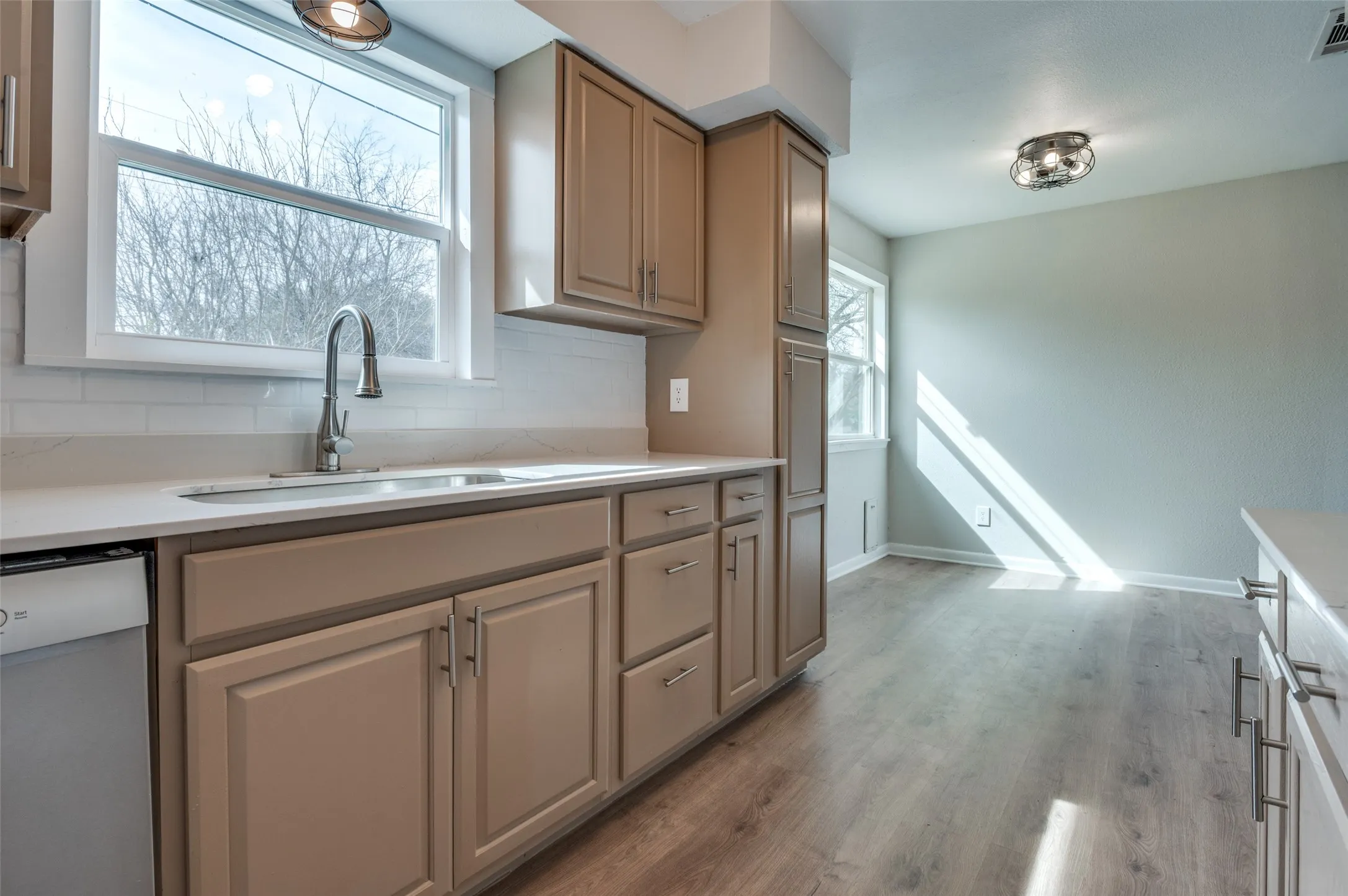 Single Family Residence For Sale in Tarrant County , 800 E Tucker Boulevard, Arlington, Texas 76010, 3 Bedroom, 2 Bathroom, 1 Garage spaces, 1,036 Sqft, built in 1956, mls#21319016, Real Estate Agent in Arlington, Homes For Sale in Tarrant county, Homes For Sale in Arlington, Realtor in Arlington Texas, Real Estate Brokerage Independent Realty Texas, Luminita Cordes Realtor