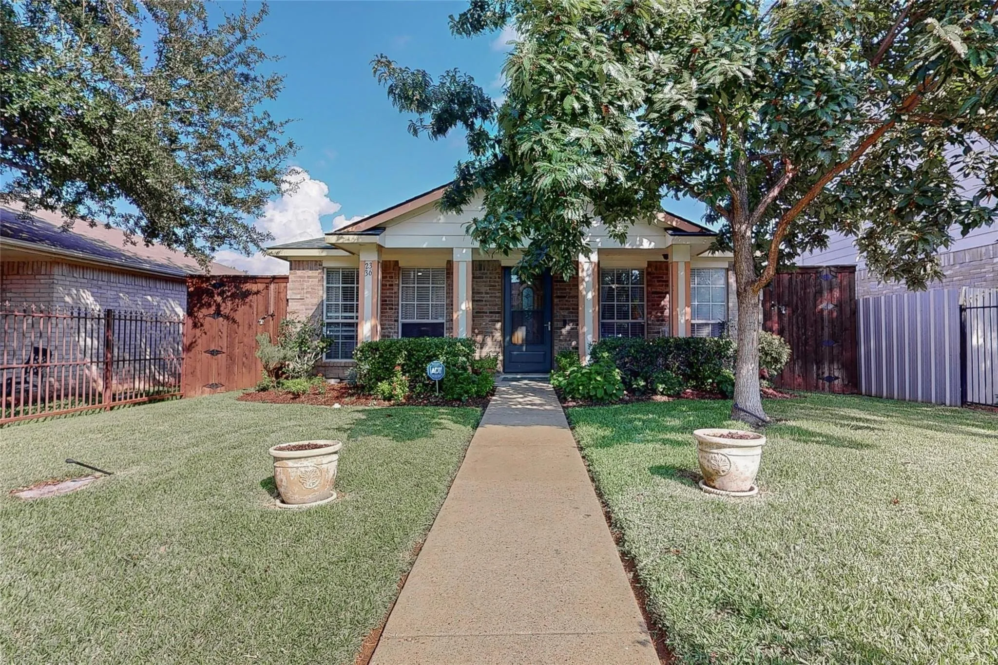 Single Family Residence For Sale in Dallas County , 2336 Summit Lane, Dallas, Texas 75227, 3 Bedroom, 2 Bathroom, 1 Garage spaces, 1,200 Sqft, built in 1999, mls#21316593, Real Estate Agent in Dallas, Homes For Sale in Dallas county, Homes For Sale in Dallas, Realtor in Dallas Texas, Real Estate Brokerage Independent Realty Texas, Luminita Cordes Realtor