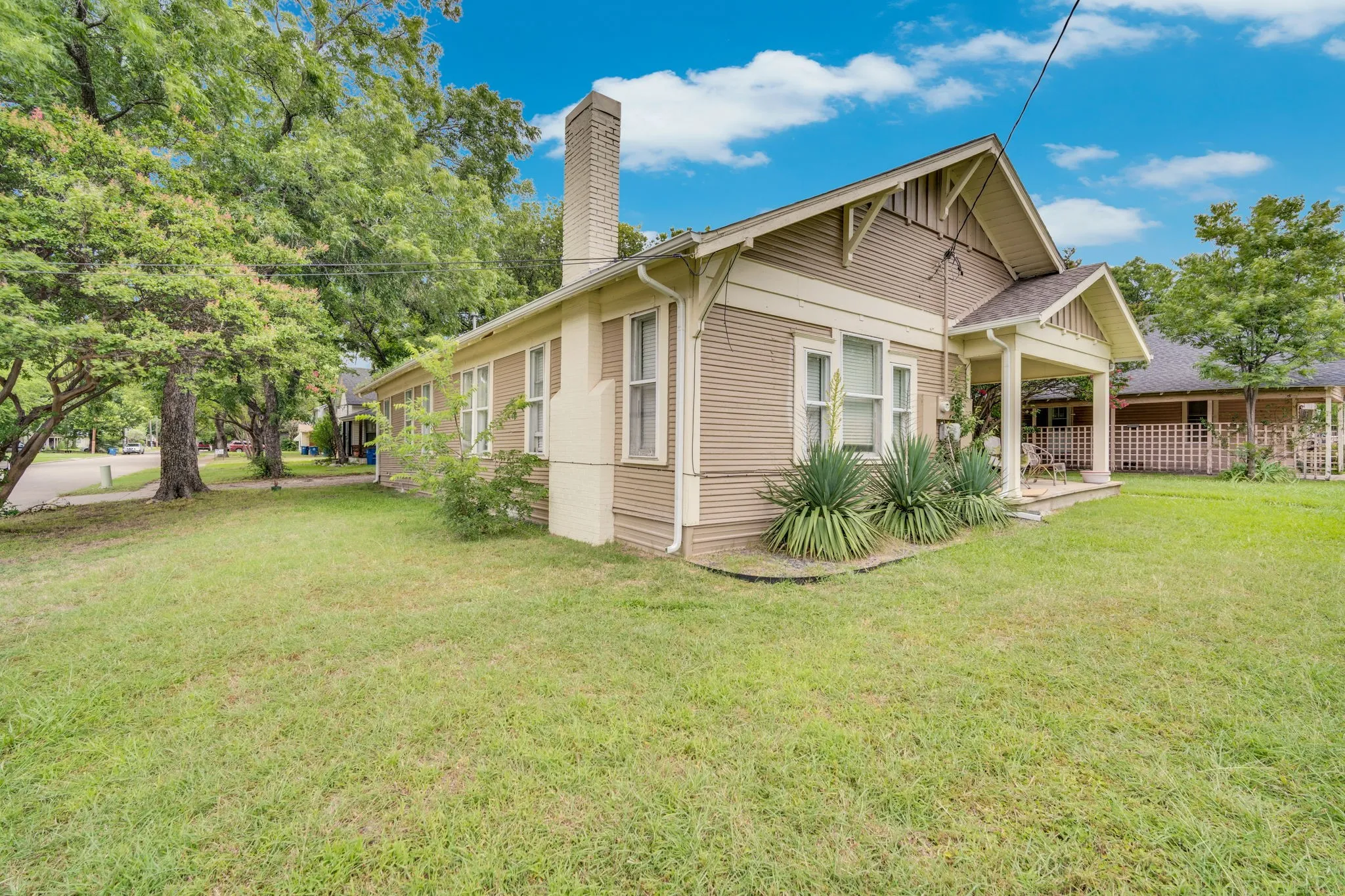 Duplex For Sale in Ellis County , 208 W Denton Street, Ennis, Texas 75119, 3 Bedrooms, 2 Bathrooms, Garage spaces, 0 Sqft, built in 1948, Price $250,000, mls#21319033, Real Estate Agent in Ennis, Homes For Sale in Ellis county, Homes For Sale in Ennis, Realtor in Ennis Texas, Real Estate Brokerage Independent Realty Texas, Luminita Cordes Realtor