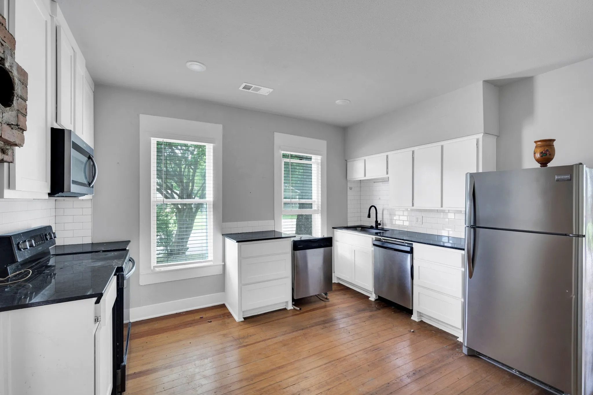 Duplex For Sale in Ellis County , 208 W Denton Street, Ennis, Texas 75119, 3 Bedrooms, 2 Bathrooms, Garage spaces, 0 Sqft, built in 1948, Price $250,000, mls#21319033, Real Estate Agent in Ennis, Homes For Sale in Ellis county, Homes For Sale in Ennis, Realtor in Ennis Texas, Real Estate Brokerage Independent Realty Texas, Luminita Cordes Realtor