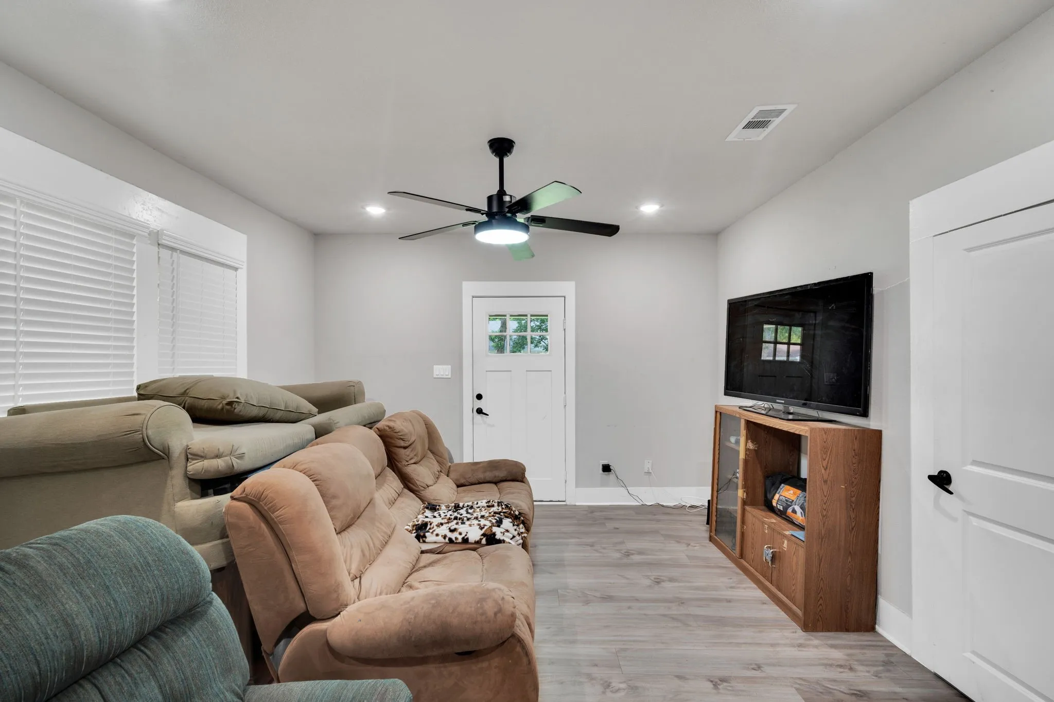 Duplex For Sale in Ellis County , 208 W Denton Street, Ennis, Texas 75119, 3 Bedrooms, 2 Bathrooms, Garage spaces, 0 Sqft, built in 1948, Price $250,000, mls#21319033, Real Estate Agent in Ennis, Homes For Sale in Ellis county, Homes For Sale in Ennis, Realtor in Ennis Texas, Real Estate Brokerage Independent Realty Texas, Luminita Cordes Realtor
