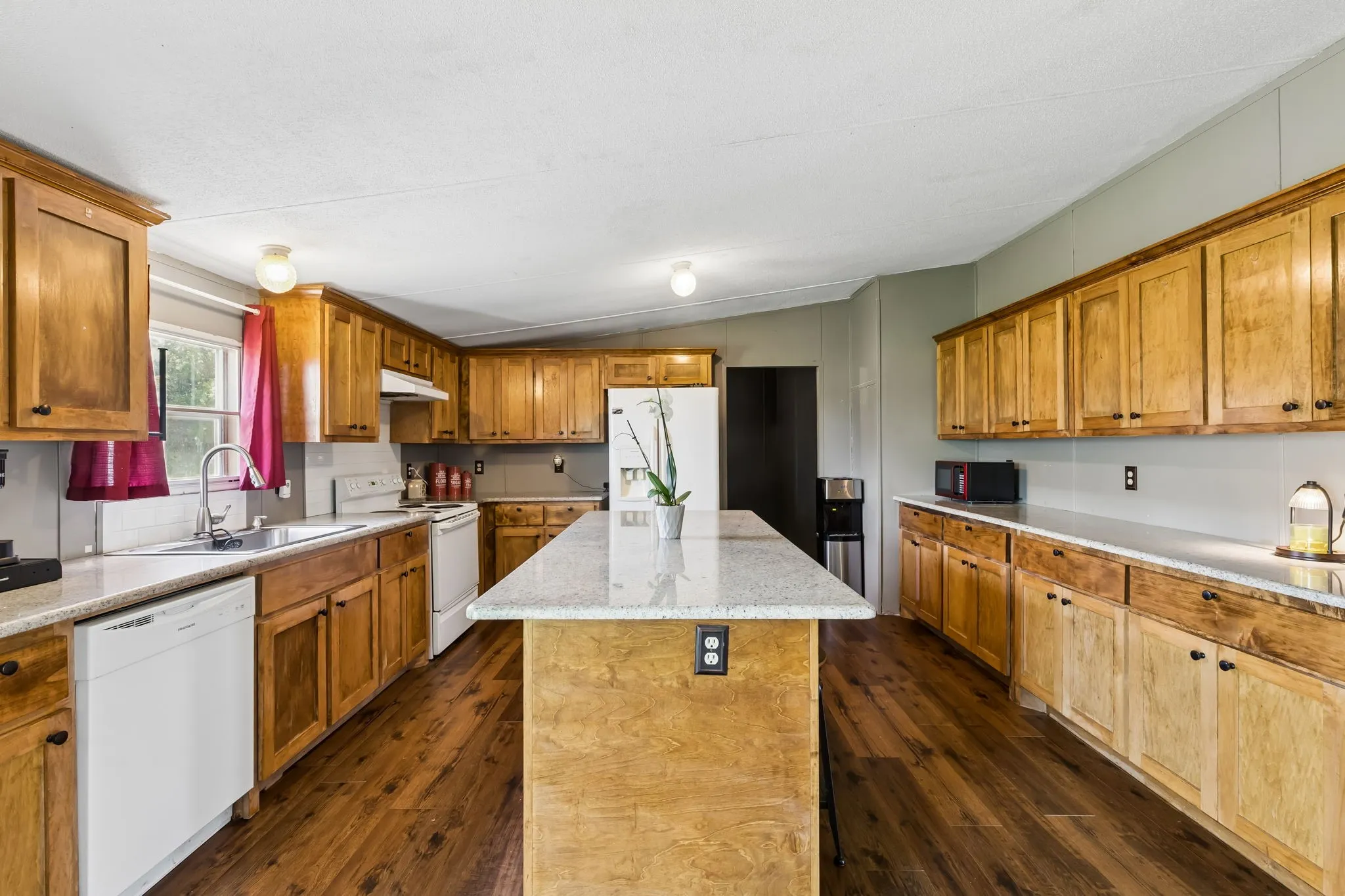 Single Family Residence For Sale in Grayson County , 3310 Old Sherman Road, Whitesboro, Texas 76273, 5 Bedroom, 3 Bathroom, Garage spaces, 2,176 Sqft, built in 2006, mls#21317723, Real Estate Agent in Whitesboro, Homes For Sale in Grayson county, Homes For Sale in Whitesboro, Realtor in Whitesboro Texas, Real Estate Brokerage Independent Realty Texas, Luminita Cordes Realtor