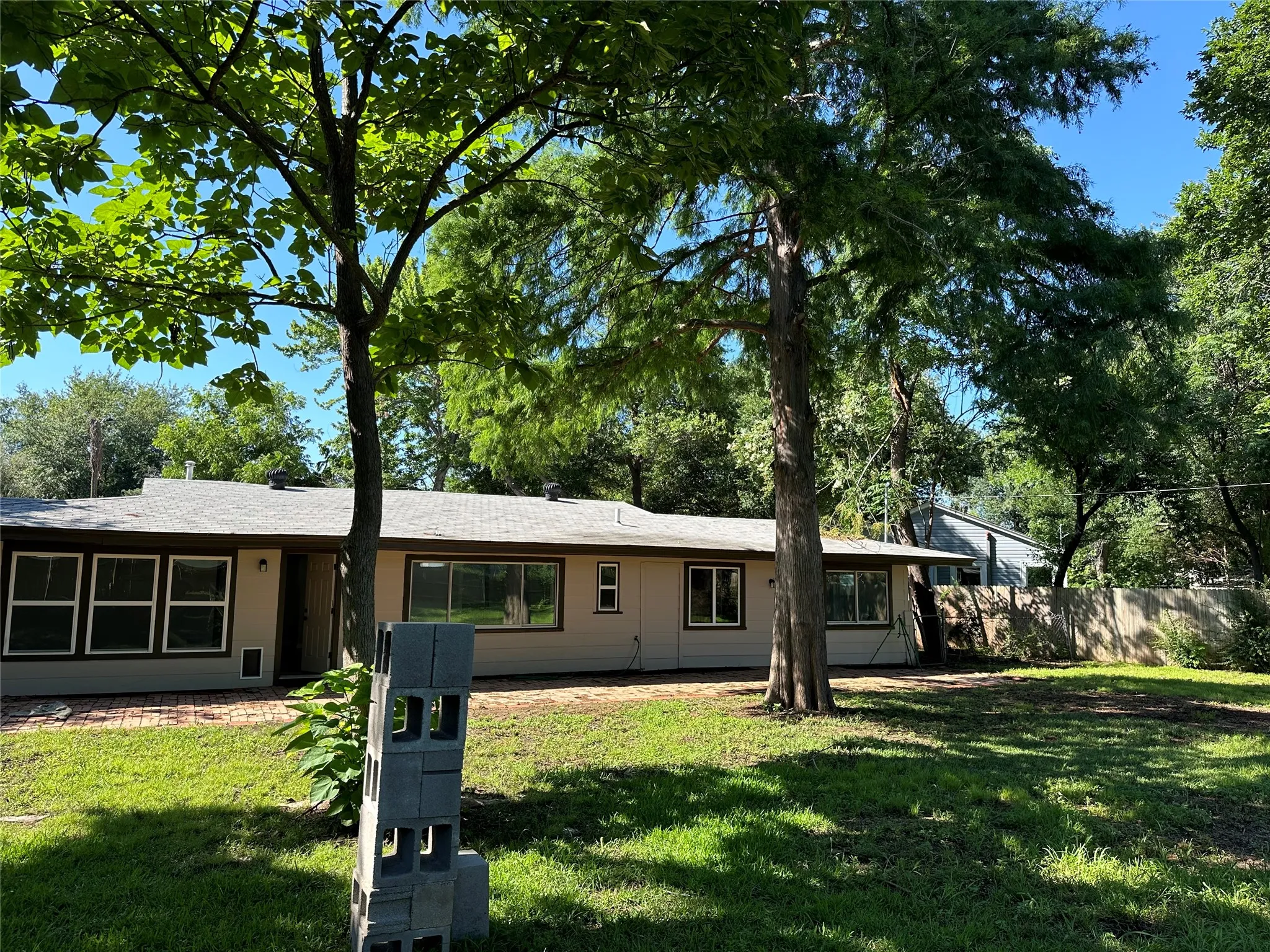 View of front of home featuring a front yard