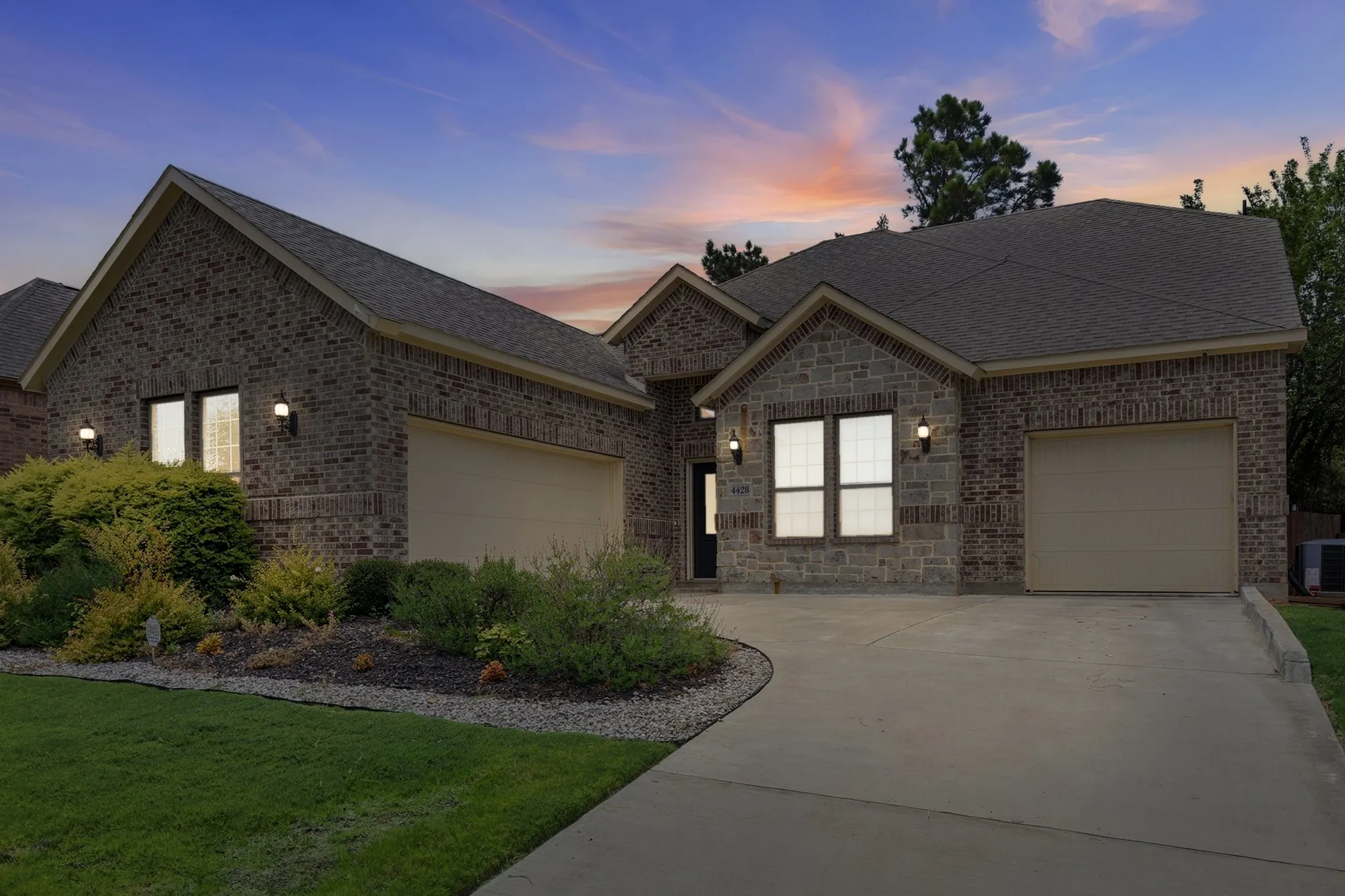 Single Family Residence For Sale in Tarrant County , 4428 Terraview Drive, Arlington, Texas 76001, 3 Bedroom, 3 Bathroom, 3 Garage spaces, 2,068 Sqft, built in 2020, mls#21315422, Real Estate Agent in Arlington, Homes For Sale in Tarrant county, Homes For Sale in Arlington, Realtor in Arlington Texas, Real Estate Brokerage Independent Realty Texas, Luminita Cordes Realtor
