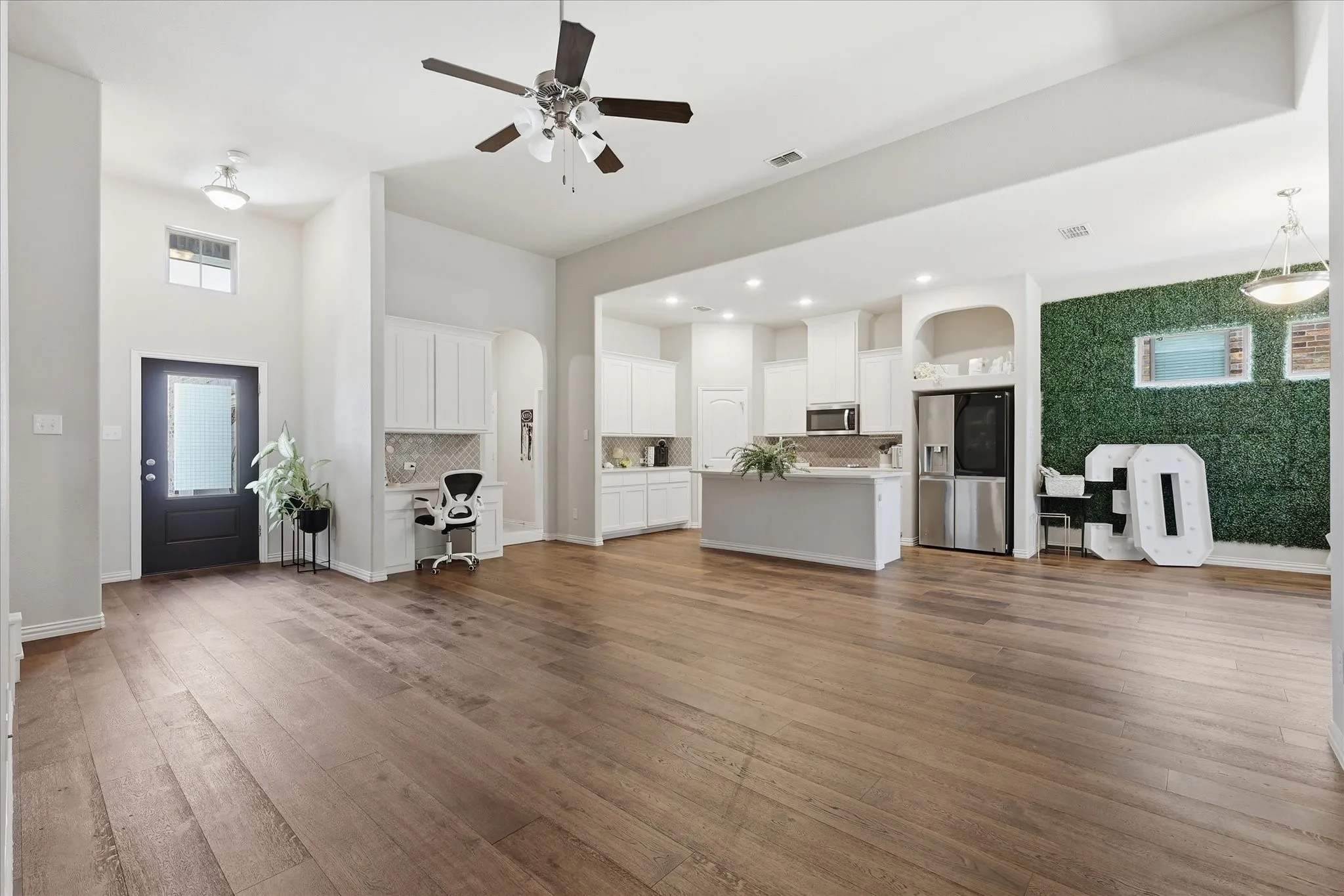 Single Family Residence For Sale in Tarrant County , 4428 Terraview Drive, Arlington, Texas 76001, 3 Bedroom, 3 Bathroom, 3 Garage spaces, 2,068 Sqft, built in 2020, mls#21315422, Real Estate Agent in Arlington, Homes For Sale in Tarrant county, Homes For Sale in Arlington, Realtor in Arlington Texas, Real Estate Brokerage Independent Realty Texas, Luminita Cordes Realtor