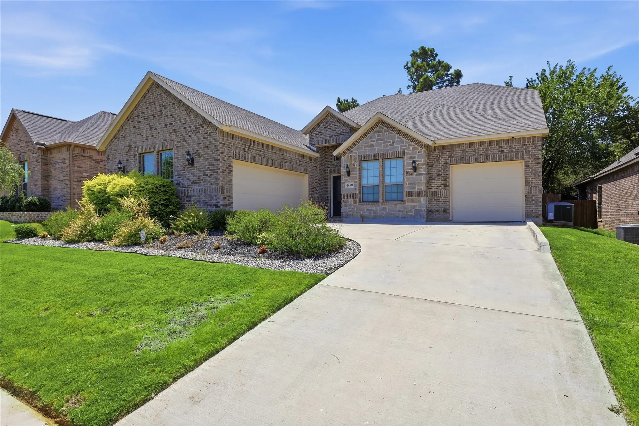 Single Family Residence For Sale in Tarrant County , 4428 Terraview Drive, Arlington, Texas 76001, 3 Bedroom, 3 Bathroom, 3 Garage spaces, 2,068 Sqft, built in 2020, mls#21315422, Real Estate Agent in Arlington, Homes For Sale in Tarrant county, Homes For Sale in Arlington, Realtor in Arlington Texas, Real Estate Brokerage Independent Realty Texas, Luminita Cordes Realtor