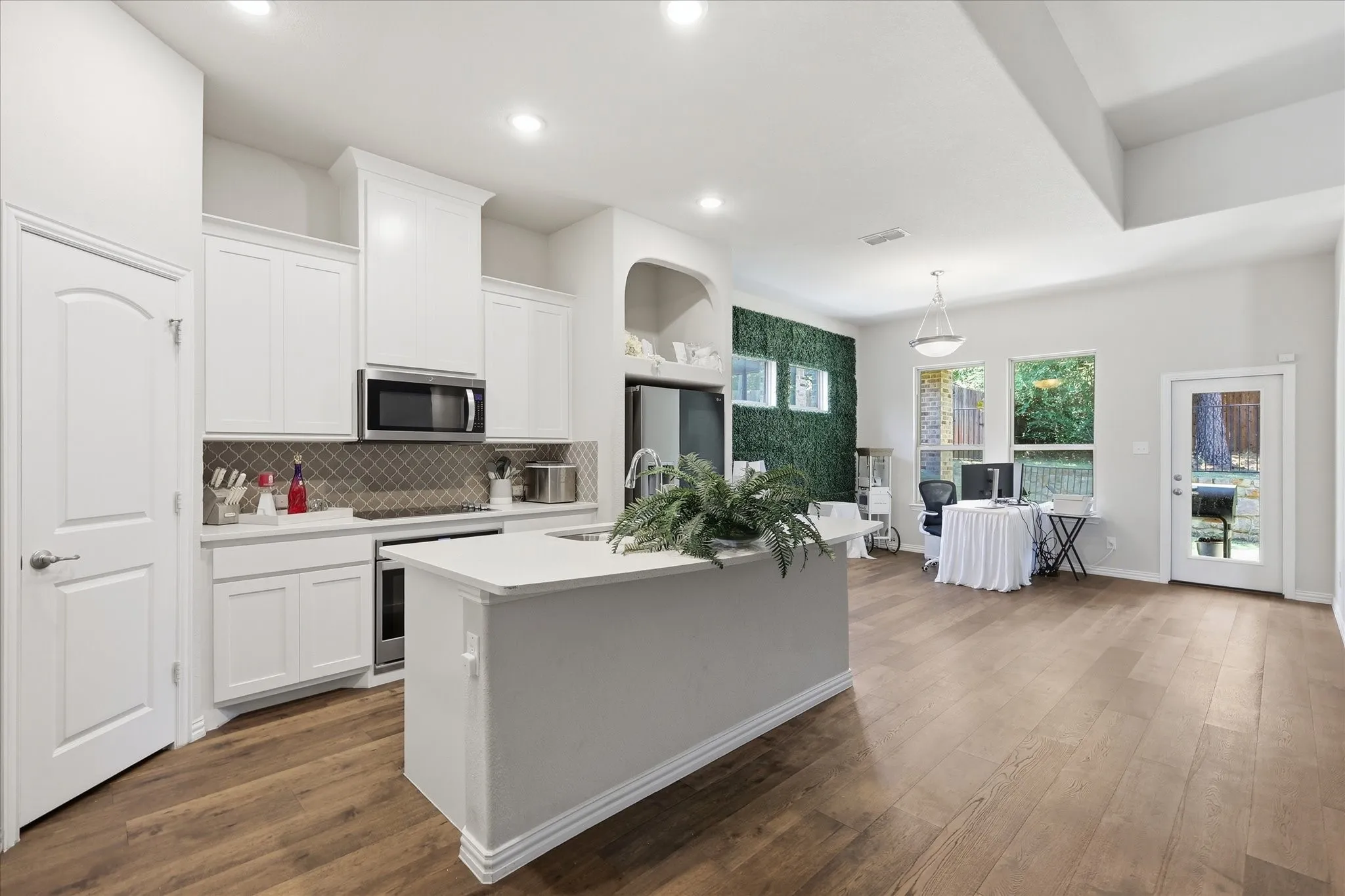 Single Family Residence For Sale in Tarrant County , 4428 Terraview Drive, Arlington, Texas 76001, 3 Bedroom, 3 Bathroom, 3 Garage spaces, 2,068 Sqft, built in 2020, mls#21315422, Real Estate Agent in Arlington, Homes For Sale in Tarrant county, Homes For Sale in Arlington, Realtor in Arlington Texas, Real Estate Brokerage Independent Realty Texas, Luminita Cordes Realtor