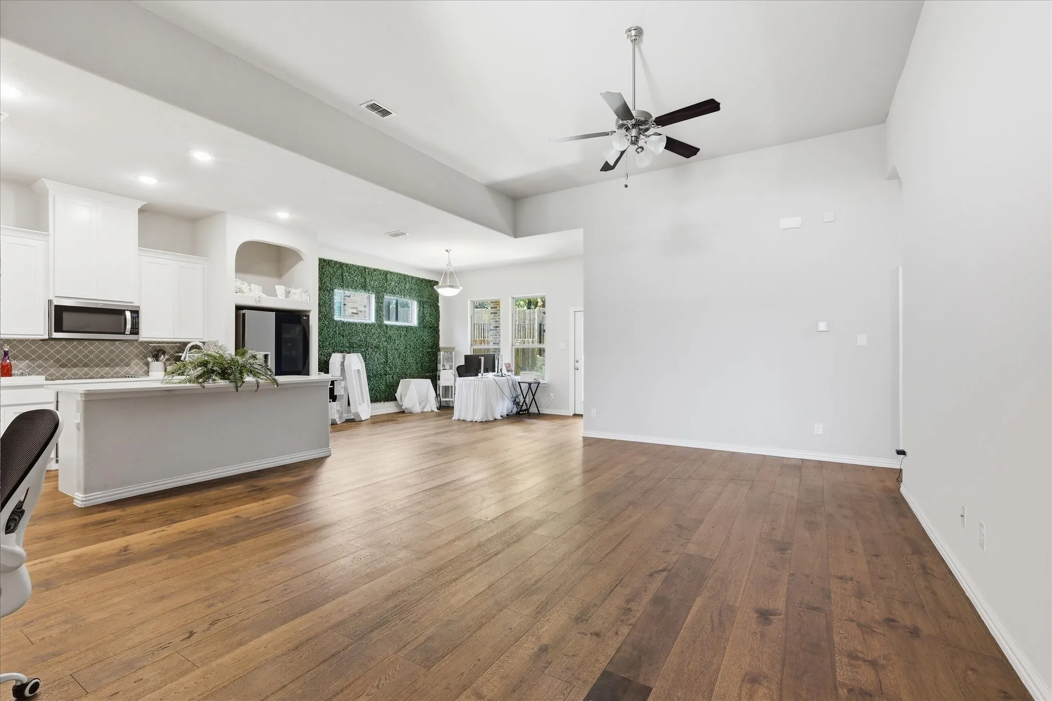 Single Family Residence For Sale in Tarrant County , 4428 Terraview Drive, Arlington, Texas 76001, 3 Bedroom, 3 Bathroom, 3 Garage spaces, 2,068 Sqft, built in 2020, mls#21315422, Real Estate Agent in Arlington, Homes For Sale in Tarrant county, Homes For Sale in Arlington, Realtor in Arlington Texas, Real Estate Brokerage Independent Realty Texas, Luminita Cordes Realtor