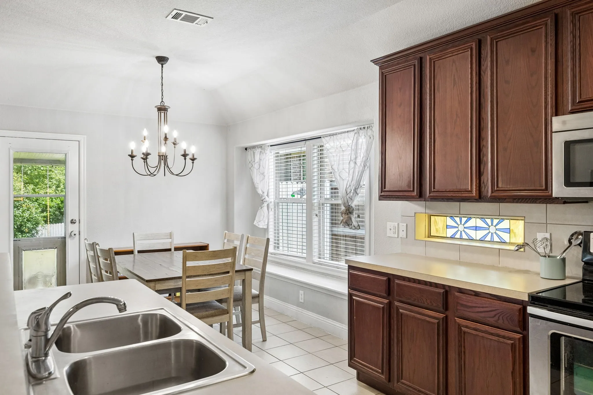 Single Family Residence For Sale in Collin County , 1608 Black Willow Trail, Anna, Texas 75409, 3 Bedrooms, 2 Bathrooms, 2 Garage spaces, 1,526 Sqft, built in 2011, Price $269,999, mls#21317287, Real Estate Agent in Anna, Homes For Sale in Collin county, Homes For Sale in Anna, Realtor in Anna Texas, Real Estate Brokerage Independent Realty Texas, Luminita Cordes Realtor