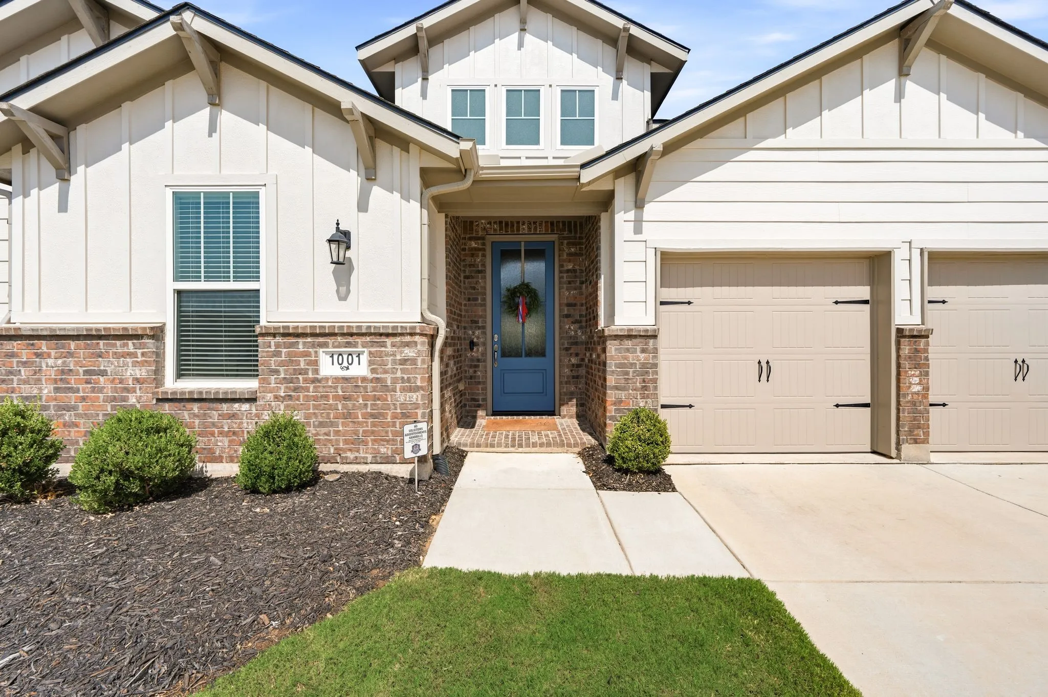 what a friendly and Beautiful entry to welcome your family and friends to your new home!