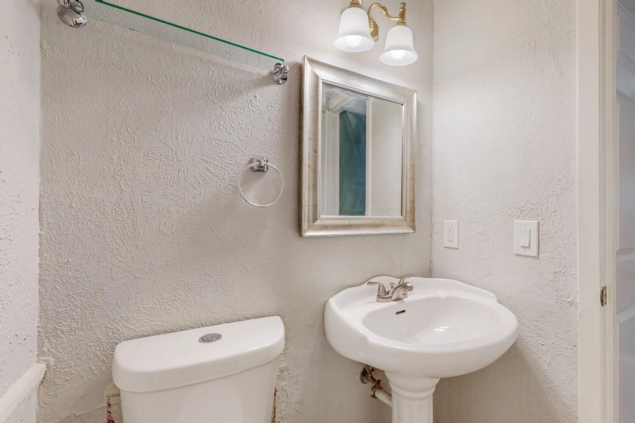 Townhouse For Rent in Dallas County , 13818 Methuen Green Lane, Dallas, Texas 75240, 3 Bedroom, 4 Bathroom, Garage spaces, 1,651 Sqft, built in 1969, mls#21319118, Real Estate Agent in Dallas, Homes For Rent in Dallas county, Homes For Rent in Dallas, Realtor in Dallas Texas, Real Estate Brokerage Independent Realty Texas, Luminita Cordes Realtor