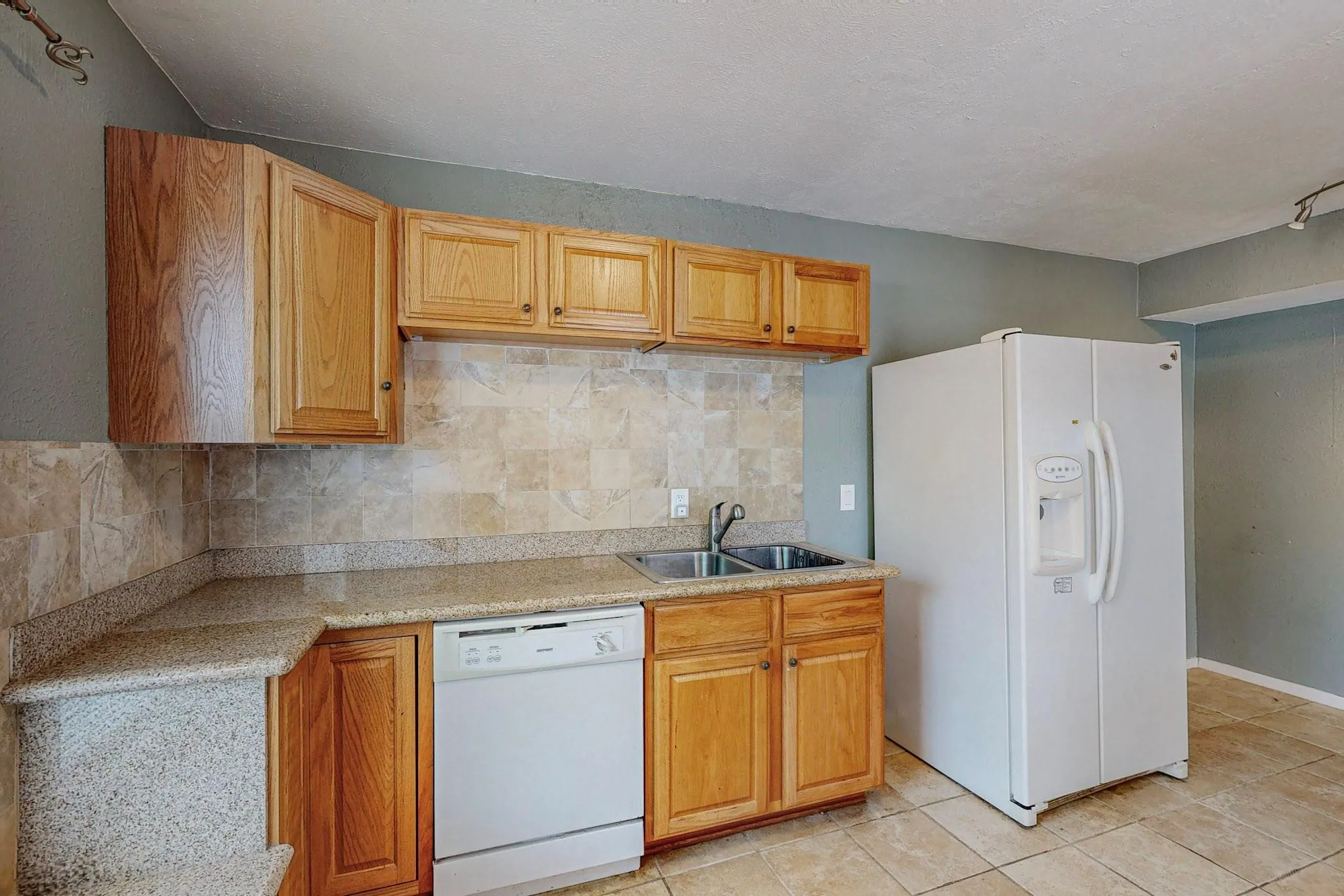 Townhouse For Rent in Dallas County , 13818 Methuen Green Lane, Dallas, Texas 75240, 3 Bedroom, 4 Bathroom, Garage spaces, 1,651 Sqft, built in 1969, mls#21319118, Real Estate Agent in Dallas, Homes For Rent in Dallas county, Homes For Rent in Dallas, Realtor in Dallas Texas, Real Estate Brokerage Independent Realty Texas, Luminita Cordes Realtor
