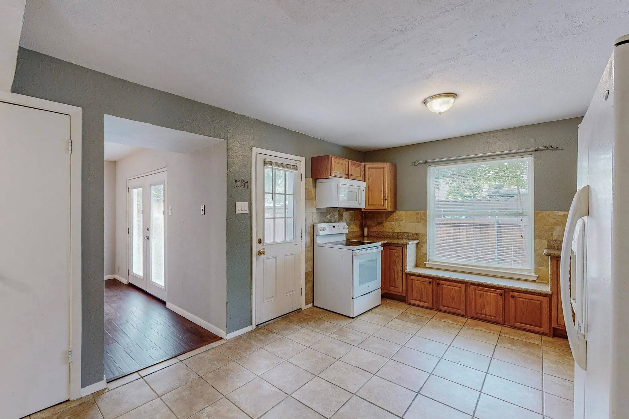 Townhouse For Rent in Dallas County , 13818 Methuen Green Lane, Dallas, Texas 75240, 3 Bedroom, 4 Bathroom, Garage spaces, 1,651 Sqft, built in 1969, mls#21319118, Real Estate Agent in Dallas, Homes For Rent in Dallas county, Homes For Rent in Dallas, Realtor in Dallas Texas, Real Estate Brokerage Independent Realty Texas, Luminita Cordes Realtor