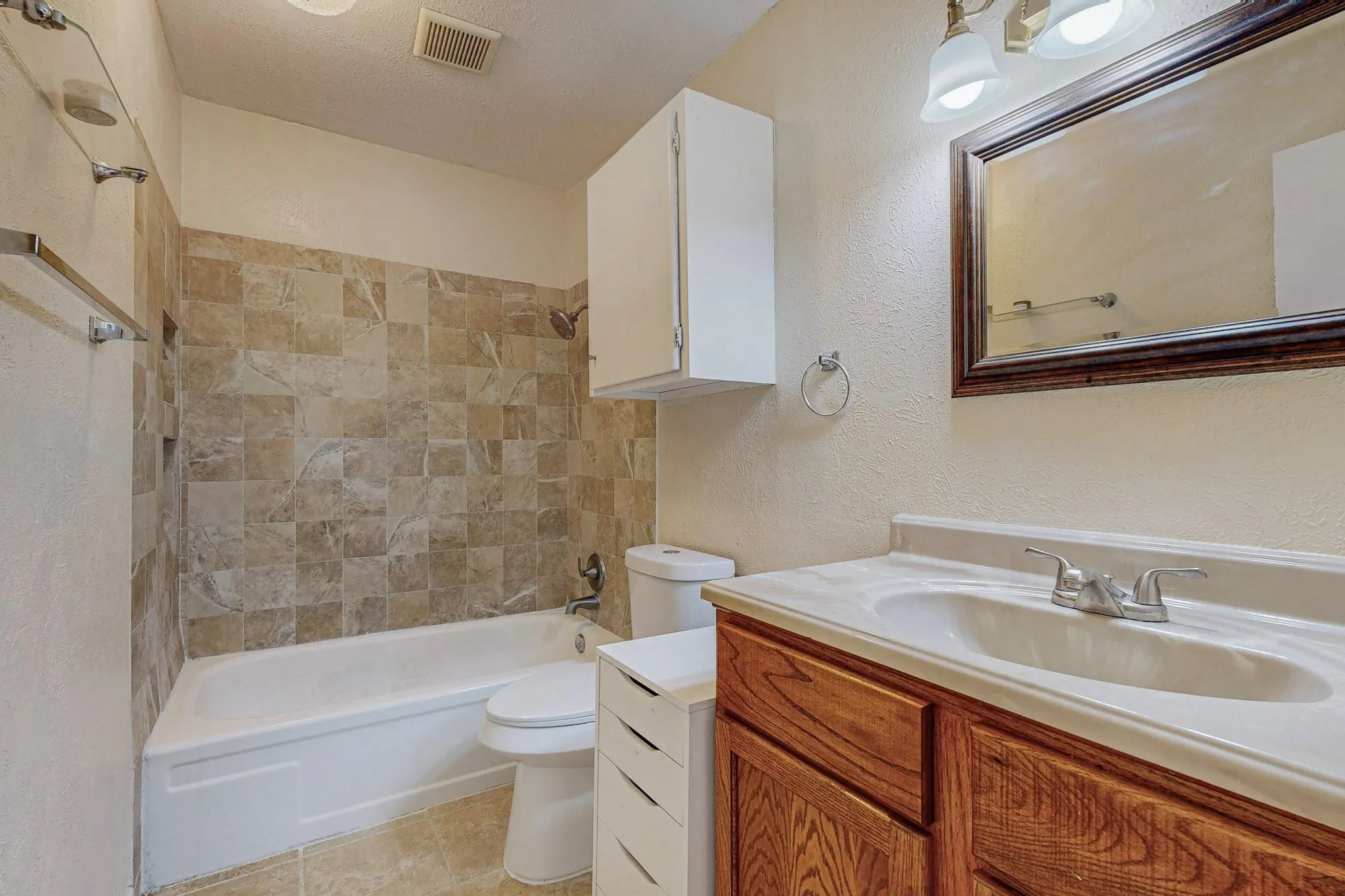 Townhouse For Rent in Dallas County , 13818 Methuen Green Lane, Dallas, Texas 75240, 3 Bedroom, 4 Bathroom, Garage spaces, 1,651 Sqft, built in 1969, mls#21319118, Real Estate Agent in Dallas, Homes For Rent in Dallas county, Homes For Rent in Dallas, Realtor in Dallas Texas, Real Estate Brokerage Independent Realty Texas, Luminita Cordes Realtor