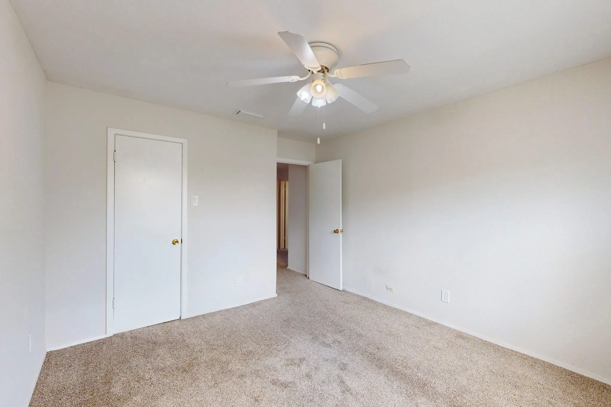 Townhouse For Rent in Dallas County , 13818 Methuen Green Lane, Dallas, Texas 75240, 3 Bedroom, 4 Bathroom, Garage spaces, 1,651 Sqft, built in 1969, mls#21319118, Real Estate Agent in Dallas, Homes For Rent in Dallas county, Homes For Rent in Dallas, Realtor in Dallas Texas, Real Estate Brokerage Independent Realty Texas, Luminita Cordes Realtor