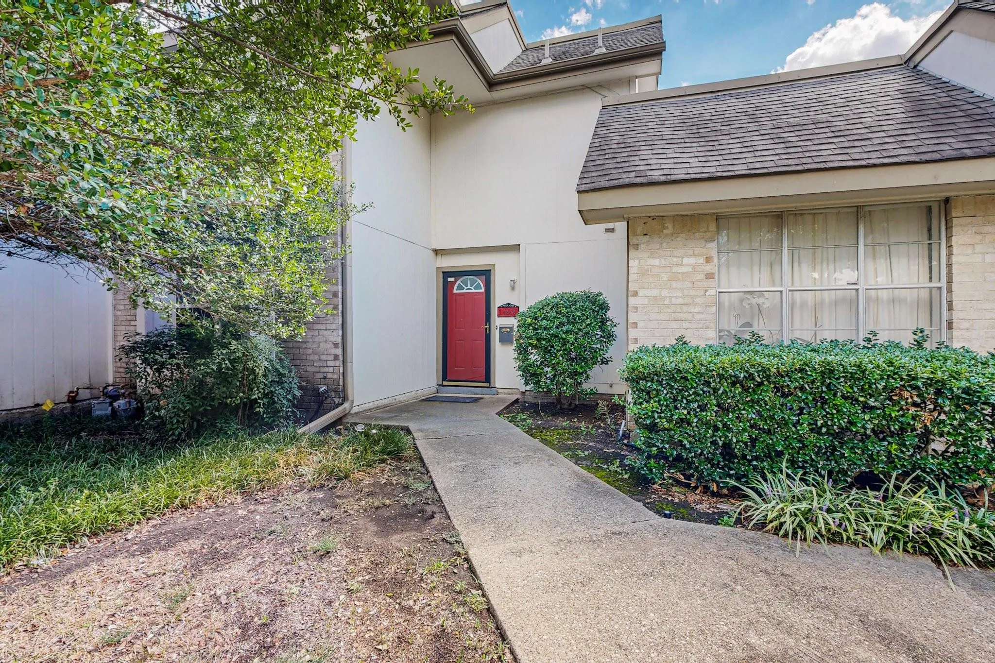 Townhouse For Rent in Dallas County , 13818 Methuen Green Lane, Dallas, Texas 75240, 3 Bedroom, 4 Bathroom, Garage spaces, 1,651 Sqft, built in 1969, mls#21319118, Real Estate Agent in Dallas, Homes For Rent in Dallas county, Homes For Rent in Dallas, Realtor in Dallas Texas, Real Estate Brokerage Independent Realty Texas, Luminita Cordes Realtor