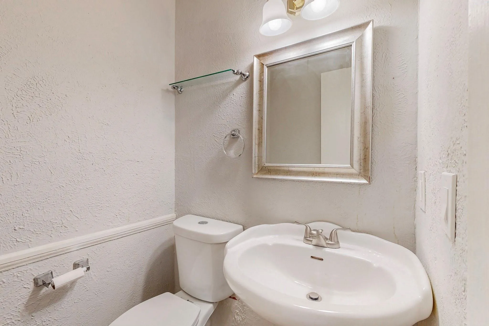 Townhouse For Rent in Dallas County , 13818 Methuen Green Lane, Dallas, Texas 75240, 3 Bedroom, 4 Bathroom, Garage spaces, 1,651 Sqft, built in 1969, mls#21319118, Real Estate Agent in Dallas, Homes For Rent in Dallas county, Homes For Rent in Dallas, Realtor in Dallas Texas, Real Estate Brokerage Independent Realty Texas, Luminita Cordes Realtor