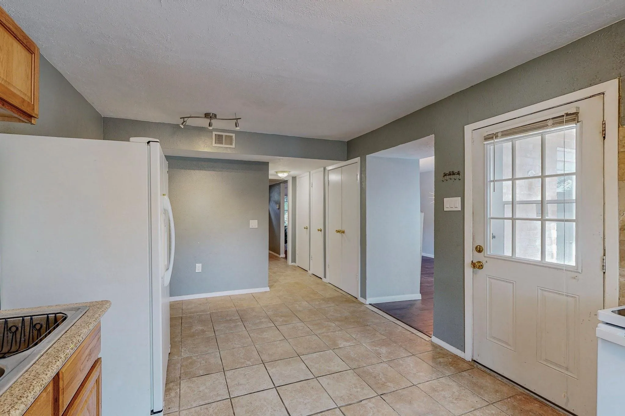Townhouse For Rent in Dallas County , 13818 Methuen Green Lane, Dallas, Texas 75240, 3 Bedroom, 4 Bathroom, Garage spaces, 1,651 Sqft, built in 1969, mls#21319118, Real Estate Agent in Dallas, Homes For Rent in Dallas county, Homes For Rent in Dallas, Realtor in Dallas Texas, Real Estate Brokerage Independent Realty Texas, Luminita Cordes Realtor