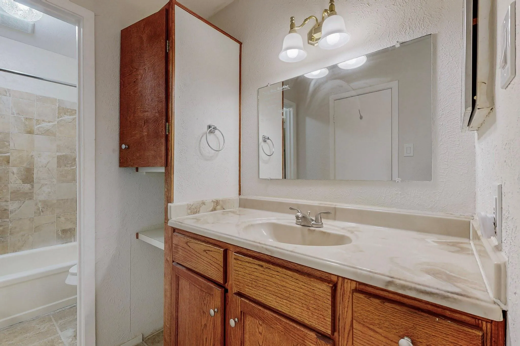 Townhouse For Rent in Dallas County , 13818 Methuen Green Lane, Dallas, Texas 75240, 3 Bedroom, 4 Bathroom, Garage spaces, 1,651 Sqft, built in 1969, mls#21319118, Real Estate Agent in Dallas, Homes For Rent in Dallas county, Homes For Rent in Dallas, Realtor in Dallas Texas, Real Estate Brokerage Independent Realty Texas, Luminita Cordes Realtor