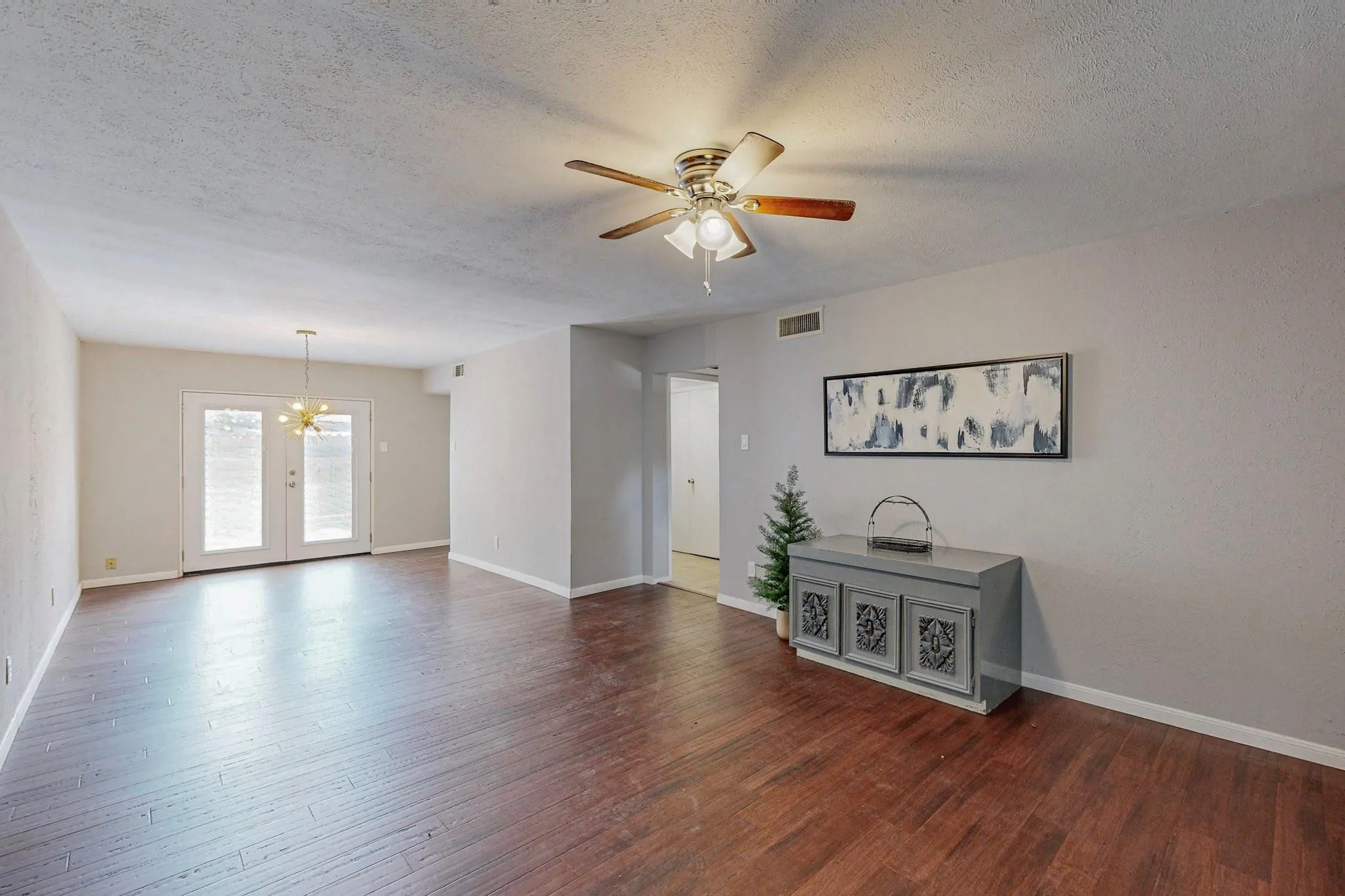 Townhouse For Rent in Dallas County , 13818 Methuen Green Lane, Dallas, Texas 75240, 3 Bedroom, 4 Bathroom, Garage spaces, 1,651 Sqft, built in 1969, mls#21319118, Real Estate Agent in Dallas, Homes For Rent in Dallas county, Homes For Rent in Dallas, Realtor in Dallas Texas, Real Estate Brokerage Independent Realty Texas, Luminita Cordes Realtor