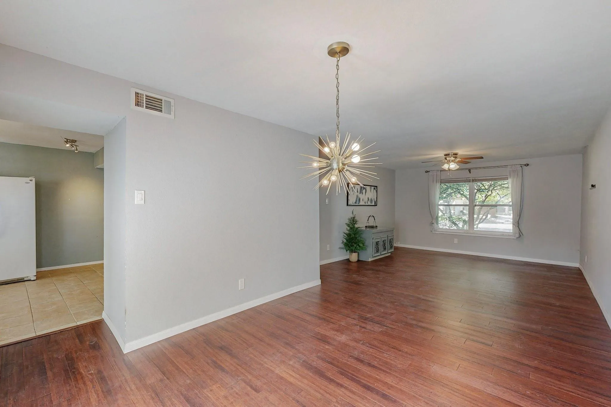 Townhouse For Rent in Dallas County , 13818 Methuen Green Lane, Dallas, Texas 75240, 3 Bedroom, 4 Bathroom, Garage spaces, 1,651 Sqft, built in 1969, mls#21319118, Real Estate Agent in Dallas, Homes For Rent in Dallas county, Homes For Rent in Dallas, Realtor in Dallas Texas, Real Estate Brokerage Independent Realty Texas, Luminita Cordes Realtor