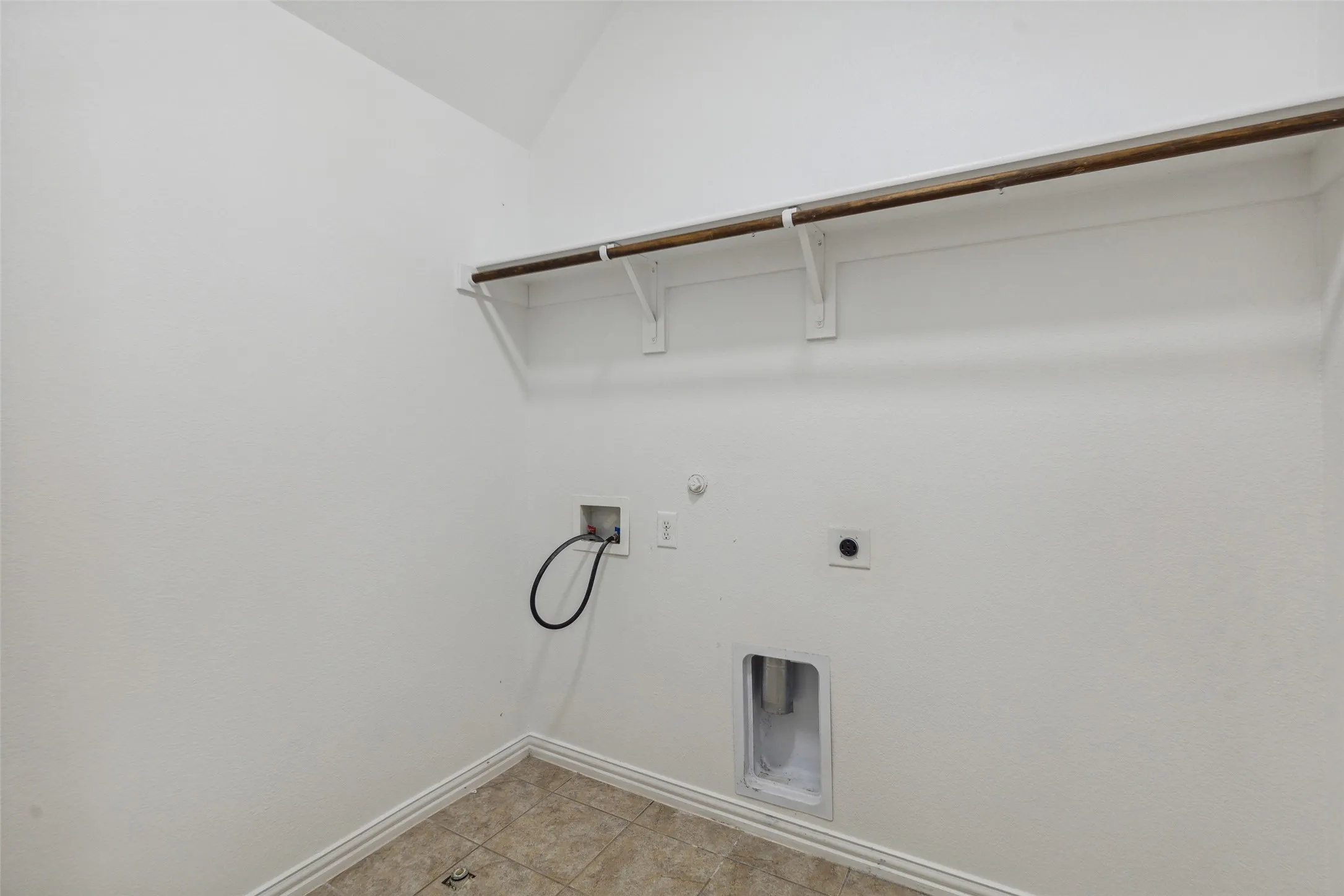 Single Family Residence For Sale in Denton County , 3737 Nottingham Drive, The Colony, Texas 75056, 5 Bedroom, 4 Bathroom, 2 Garage spaces, 4,324 Sqft, built in 2015, mls#21318945, Real Estate Agent in The Colony, Homes For Sale in Denton county, Homes For Sale in The Colony, Realtor in The Colony Texas, Real Estate Brokerage Independent Realty Texas, Luminita Cordes Realtor