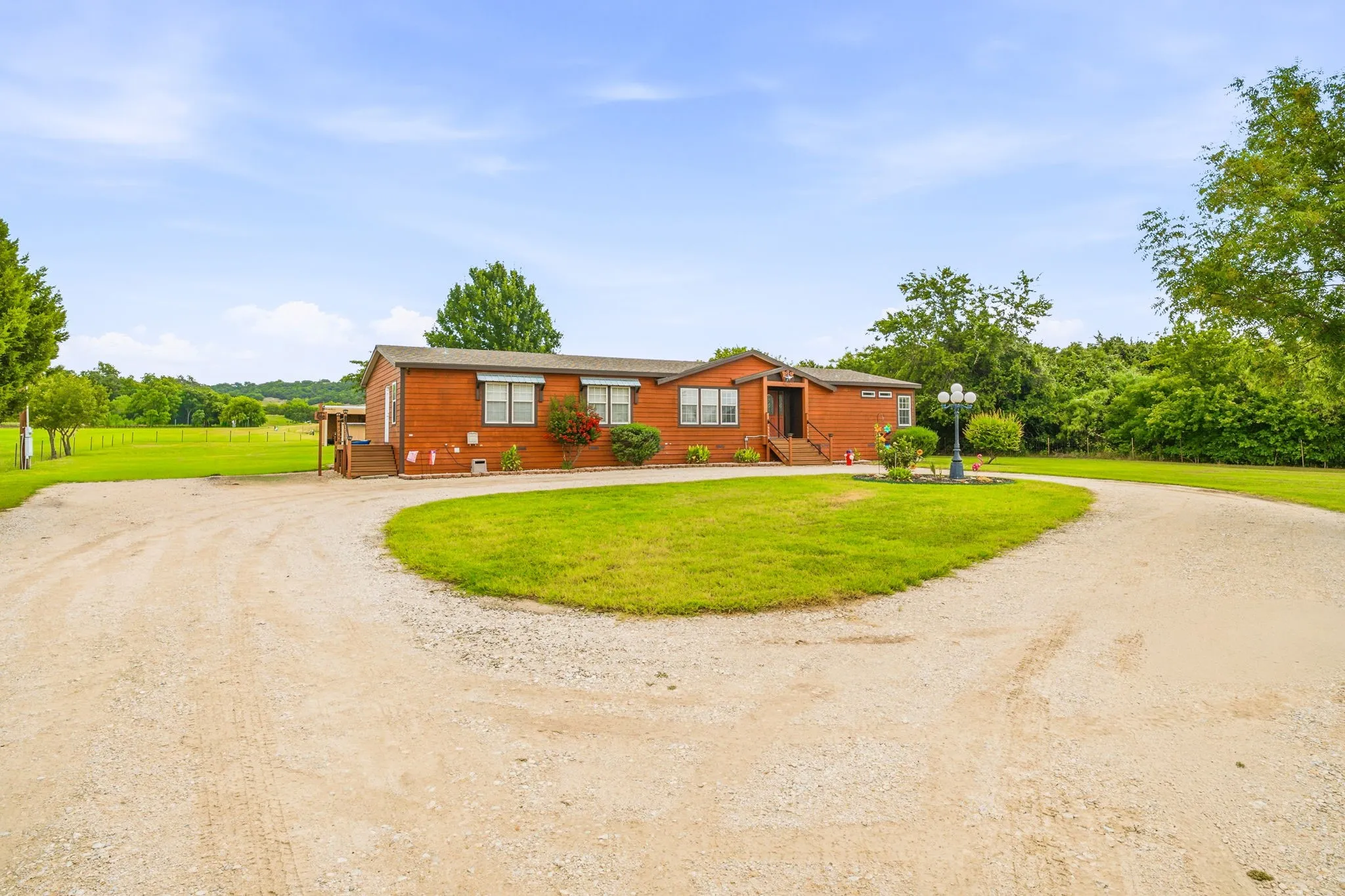 Mobile Home For Sale in Hood County , 2914 Oak Court, Granbury, Texas 76048, 4 Bedroom, 2 Bathroom, Garage spaces, 2,252 Sqft, built in 2014, mls#21319113, Real Estate Agent in Granbury, Homes For Sale in Hood county, Homes For Sale in Granbury, Realtor in Granbury Texas, Real Estate Brokerage Independent Realty Texas, Luminita Cordes Realtor