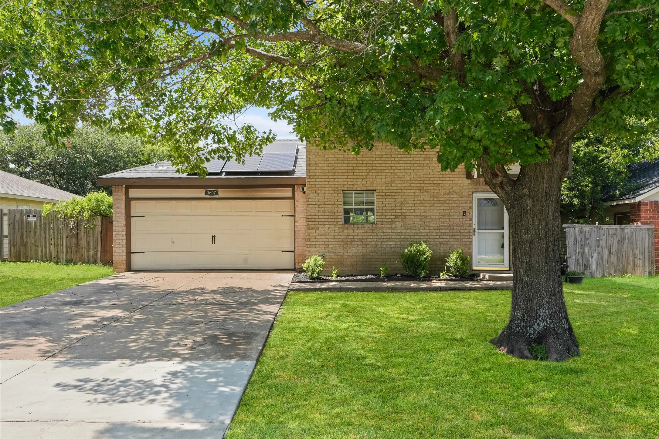 Single Family Residence For Sale in Dallas County , 3607 Pinebrook Drive, Dallas, Texas 75241, 3 Bedroom, 3 Bathroom, 2 Garage spaces, 1,504 Sqft, built in 1997, mls#21316786, Real Estate Agent in Dallas, Homes For Sale in Dallas county, Homes For Sale in Dallas, Realtor in Dallas Texas, Real Estate Brokerage Independent Realty Texas, Luminita Cordes Realtor