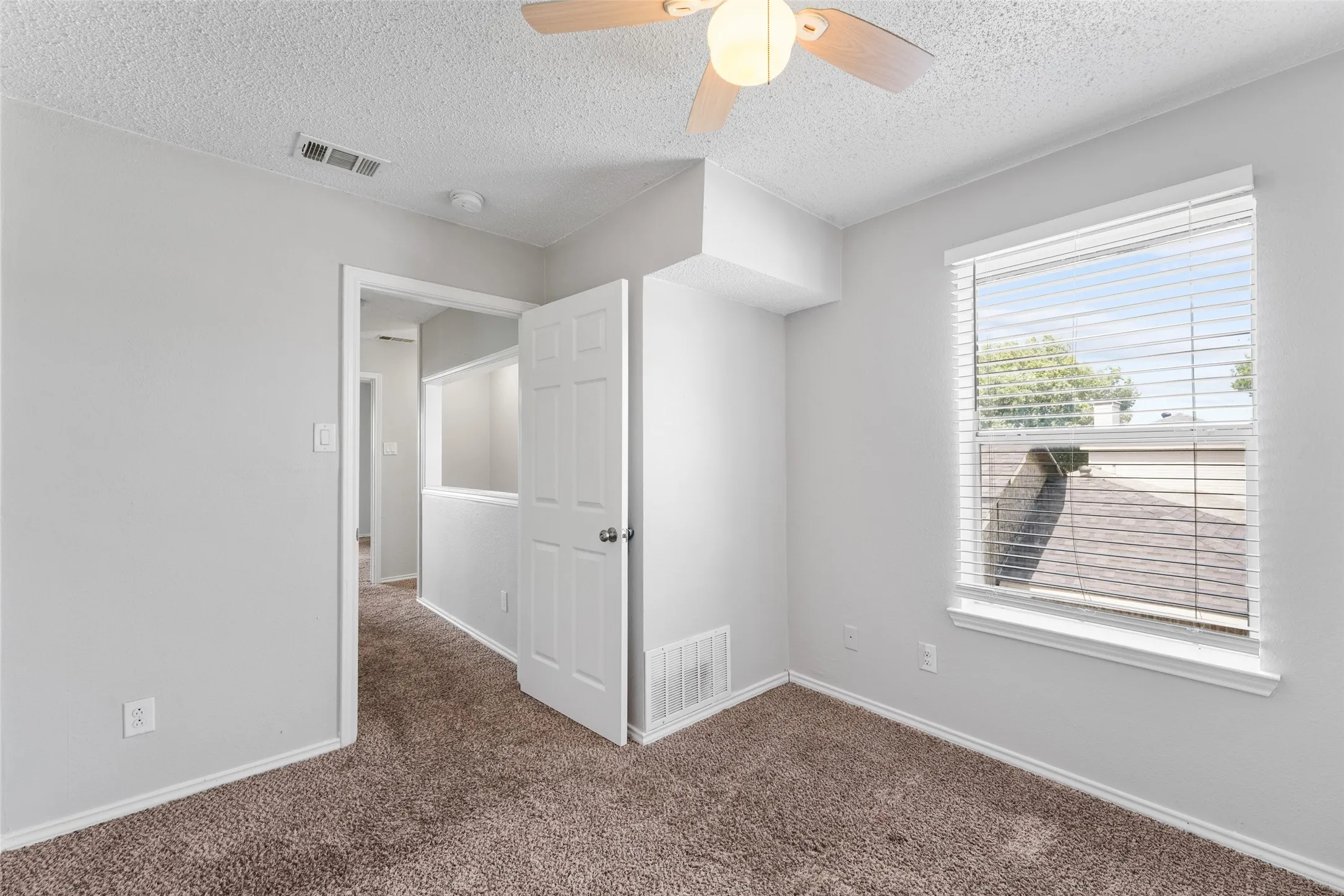 Single Family Residence For Sale in Dallas County , 3607 Pinebrook Drive, Dallas, Texas 75241, 3 Bedroom, 3 Bathroom, 2 Garage spaces, 1,504 Sqft, built in 1997, mls#21316786, Real Estate Agent in Dallas, Homes For Sale in Dallas county, Homes For Sale in Dallas, Realtor in Dallas Texas, Real Estate Brokerage Independent Realty Texas, Luminita Cordes Realtor