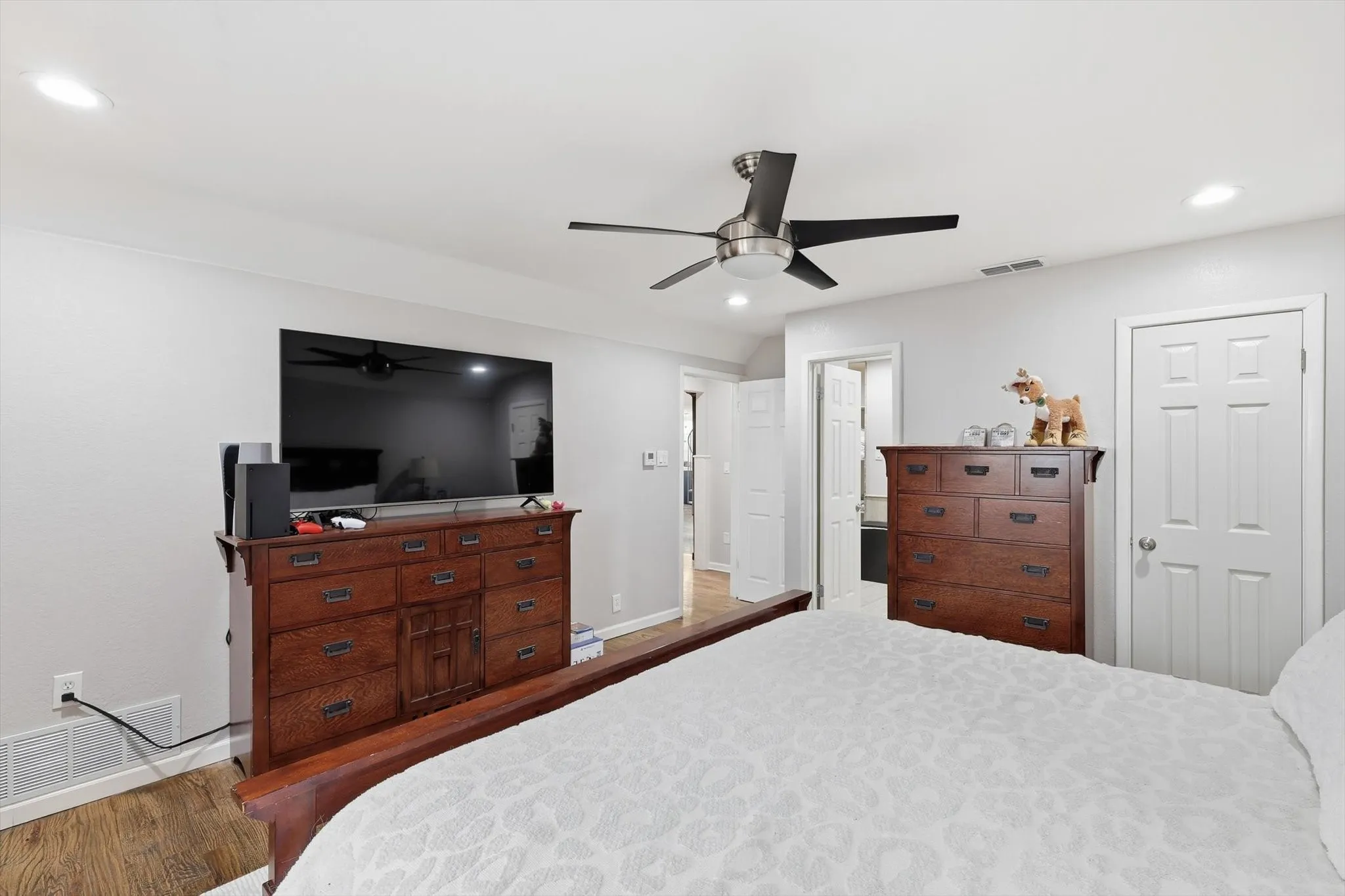 Single Family Residence For Sale in Tarrant County , 2703 Chinquapin Oak Lane, Arlington, Texas 76012, 4 Bedroom, 4 Bathroom, 2 Garage spaces, 3,191 Sqft, built in 1972, mls#21319157, Real Estate Agent in Arlington, Homes For Sale in Tarrant county, Homes For Sale in Arlington, Realtor in Arlington Texas, Real Estate Brokerage Independent Realty Texas, Luminita Cordes Realtor