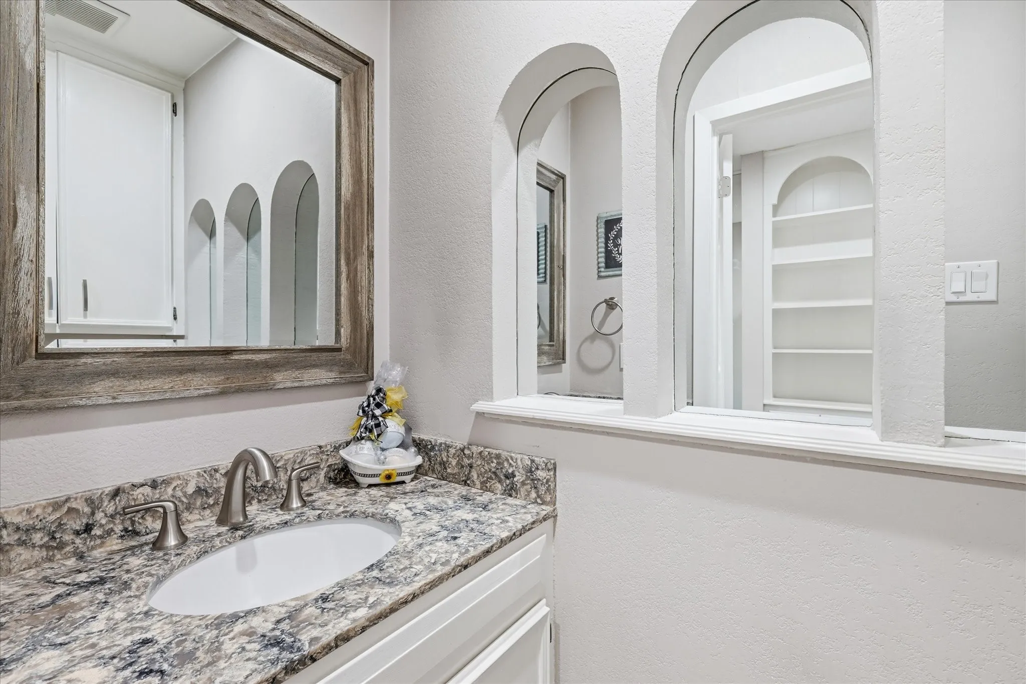 Single Family Residence For Sale in Tarrant County , 2703 Chinquapin Oak Lane, Arlington, Texas 76012, 4 Bedroom, 4 Bathroom, 2 Garage spaces, 3,191 Sqft, built in 1972, mls#21319157, Real Estate Agent in Arlington, Homes For Sale in Tarrant county, Homes For Sale in Arlington, Realtor in Arlington Texas, Real Estate Brokerage Independent Realty Texas, Luminita Cordes Realtor