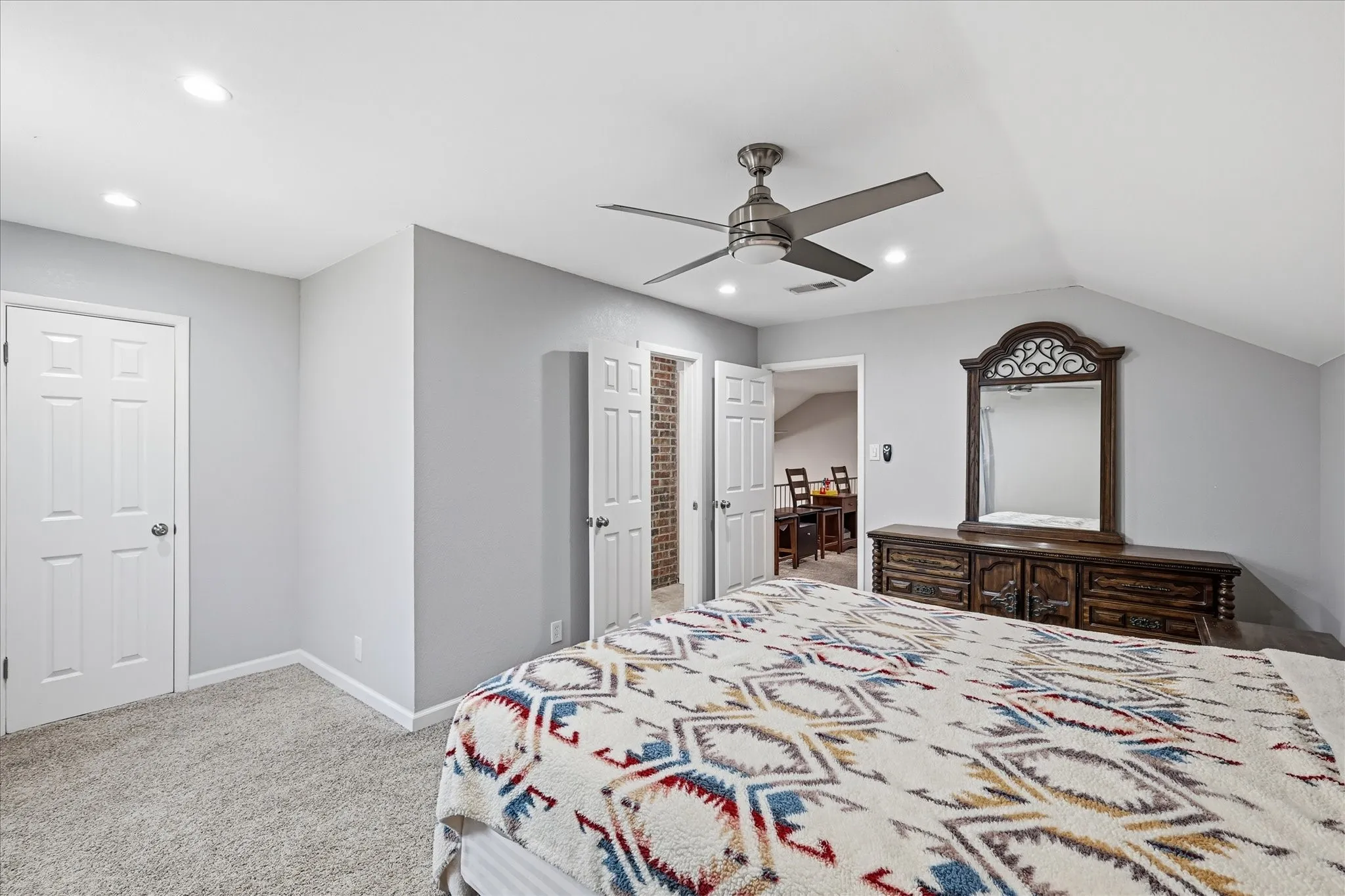 Single Family Residence For Sale in Tarrant County , 2703 Chinquapin Oak Lane, Arlington, Texas 76012, 4 Bedroom, 4 Bathroom, 2 Garage spaces, 3,191 Sqft, built in 1972, mls#21319157, Real Estate Agent in Arlington, Homes For Sale in Tarrant county, Homes For Sale in Arlington, Realtor in Arlington Texas, Real Estate Brokerage Independent Realty Texas, Luminita Cordes Realtor