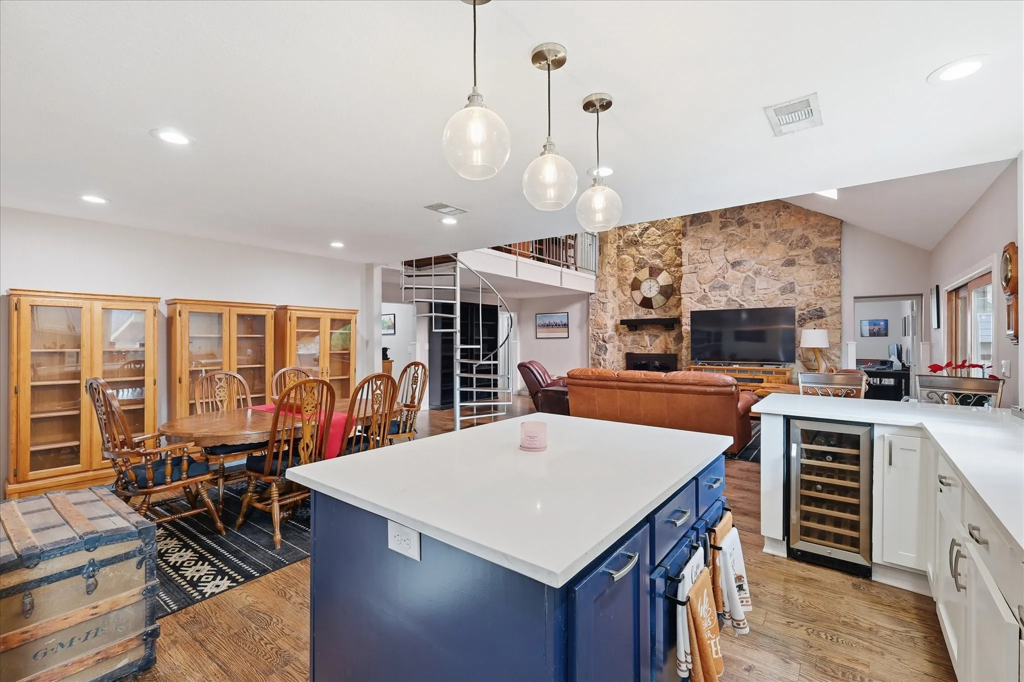 Single Family Residence For Sale in Tarrant County , 2703 Chinquapin Oak Lane, Arlington, Texas 76012, 4 Bedroom, 4 Bathroom, 2 Garage spaces, 3,191 Sqft, built in 1972, mls#21319157, Real Estate Agent in Arlington, Homes For Sale in Tarrant county, Homes For Sale in Arlington, Realtor in Arlington Texas, Real Estate Brokerage Independent Realty Texas, Luminita Cordes Realtor